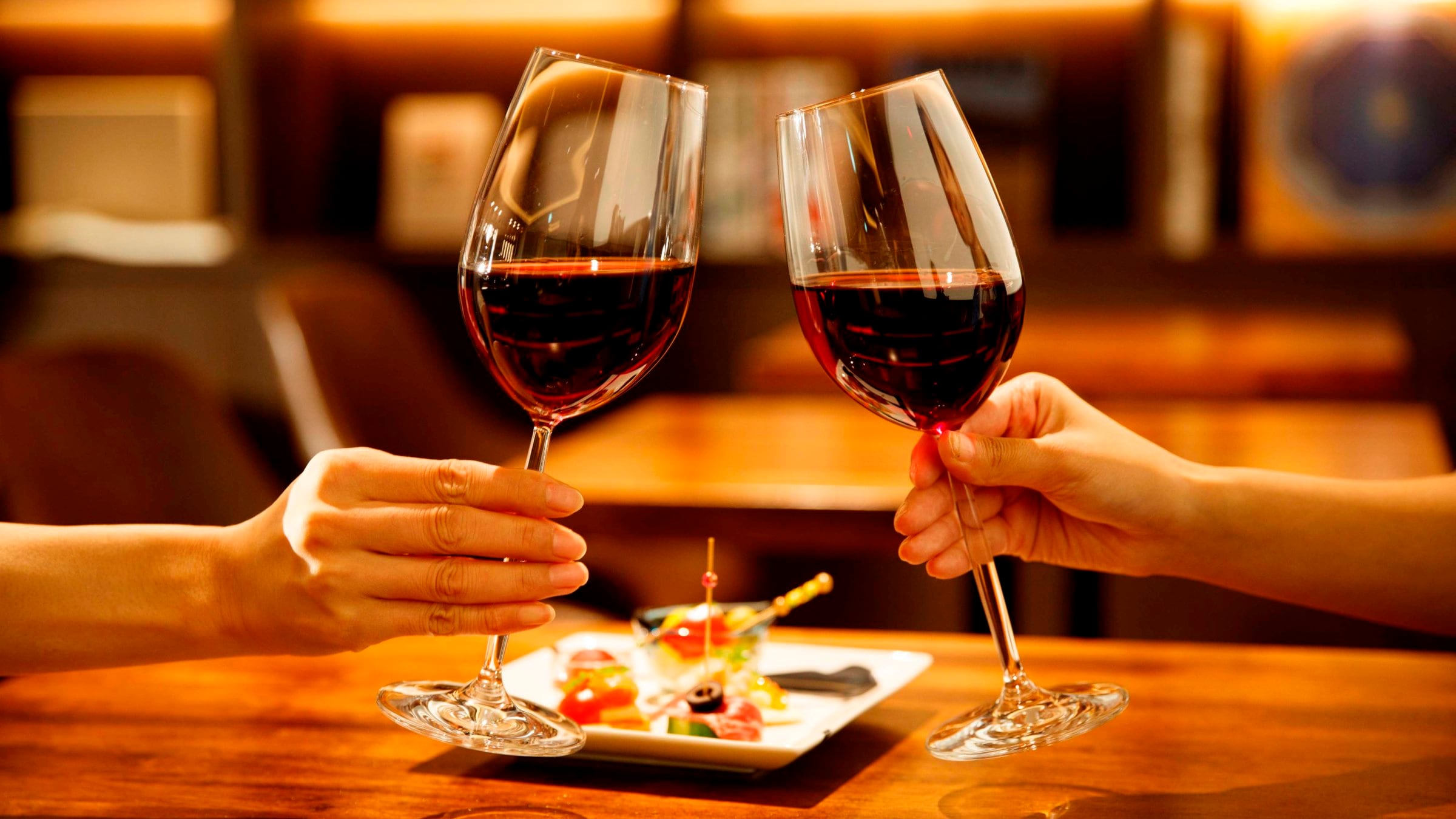 カクテルタイムは各種アルコールをご用意