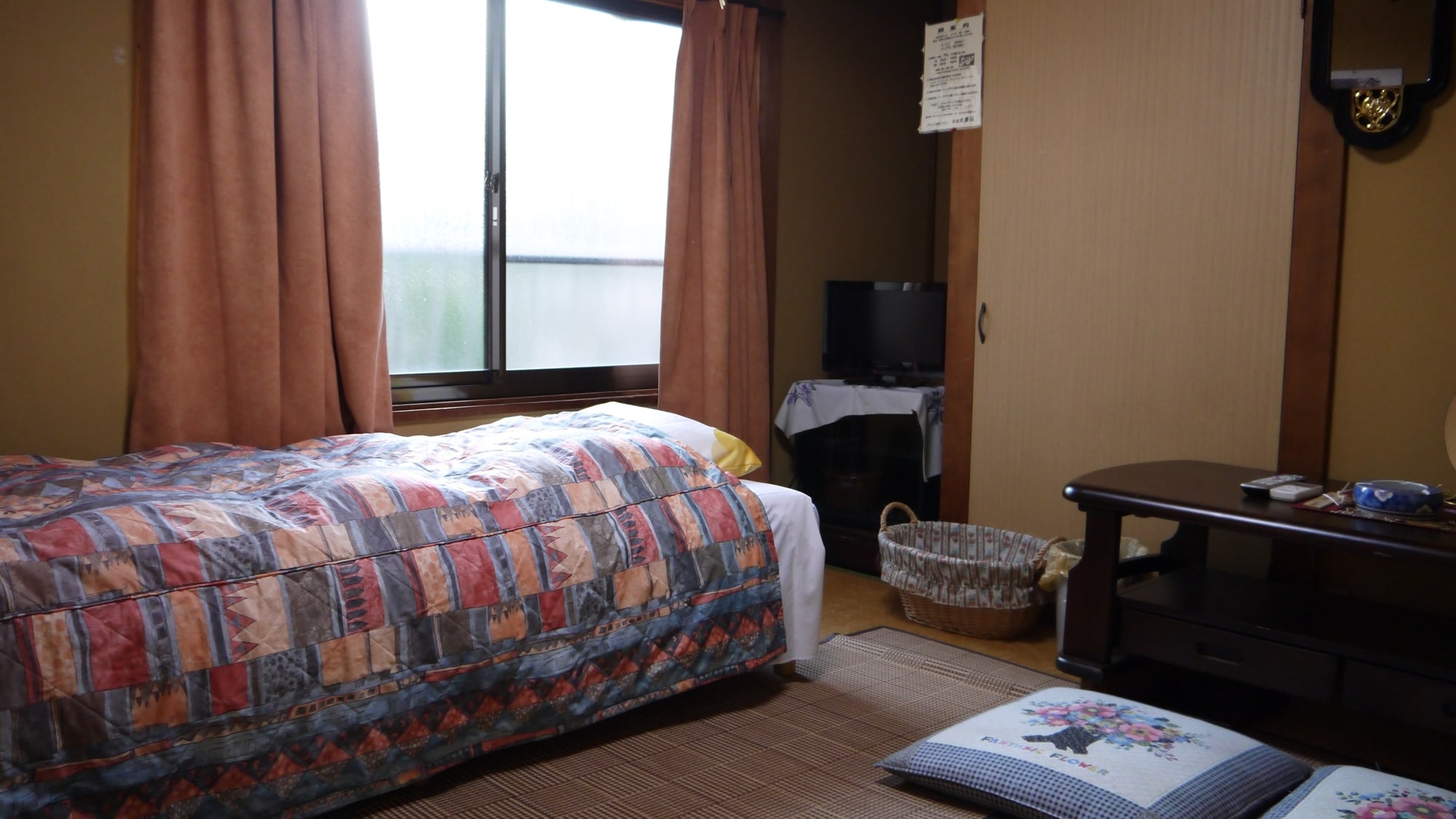 * Japanese-style room for one person: A private Japanese-style room is available for single guests. Ideal for traveling alone or for business.