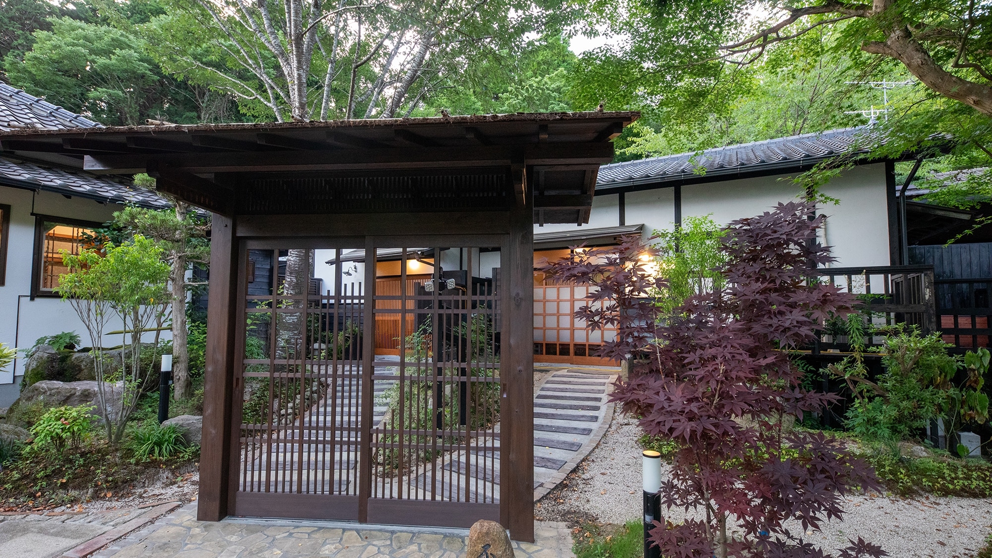 [Ageha] Separate guest room_Japanese-style room 6 tatami mats + 4.5 tatami mats A wooden gate quietly stands, and a relaxing time unfolds beyond