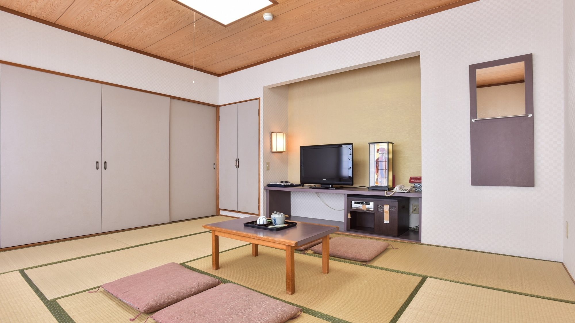 *[Room (Japanese-style room, 10 tatami mats)] Stretch out your tired legs after business or sightseeing and relax.