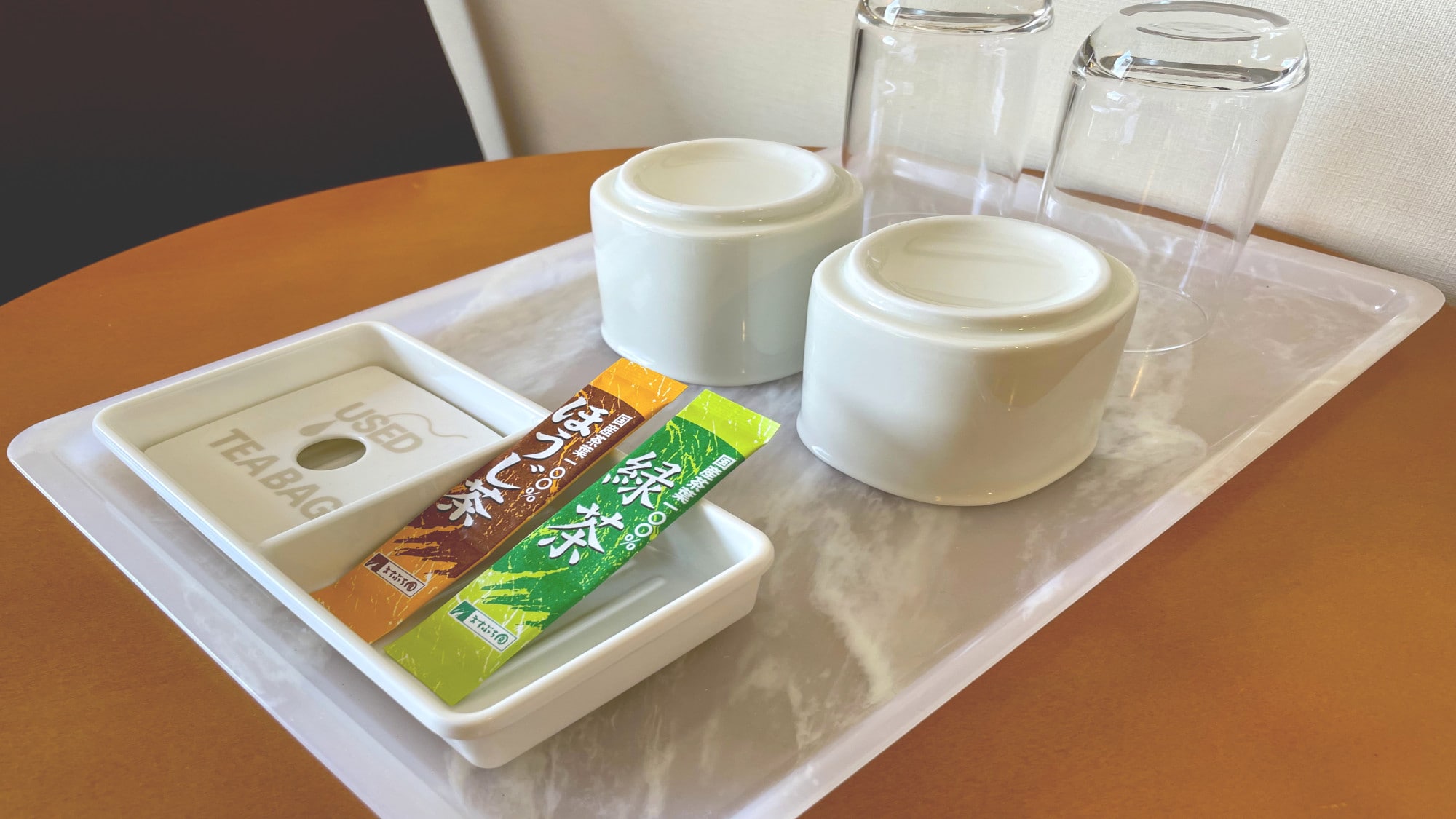 客房設施：茶粉、茶杯和玻璃杯