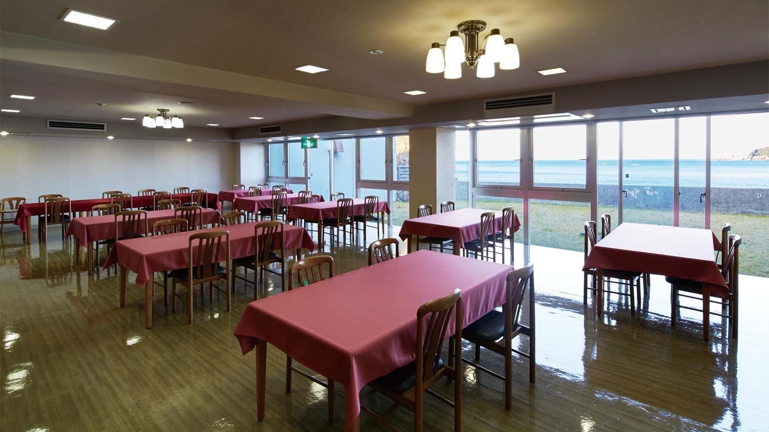 [Restaurant] Please enjoy your stay at the restaurant with a sea view.