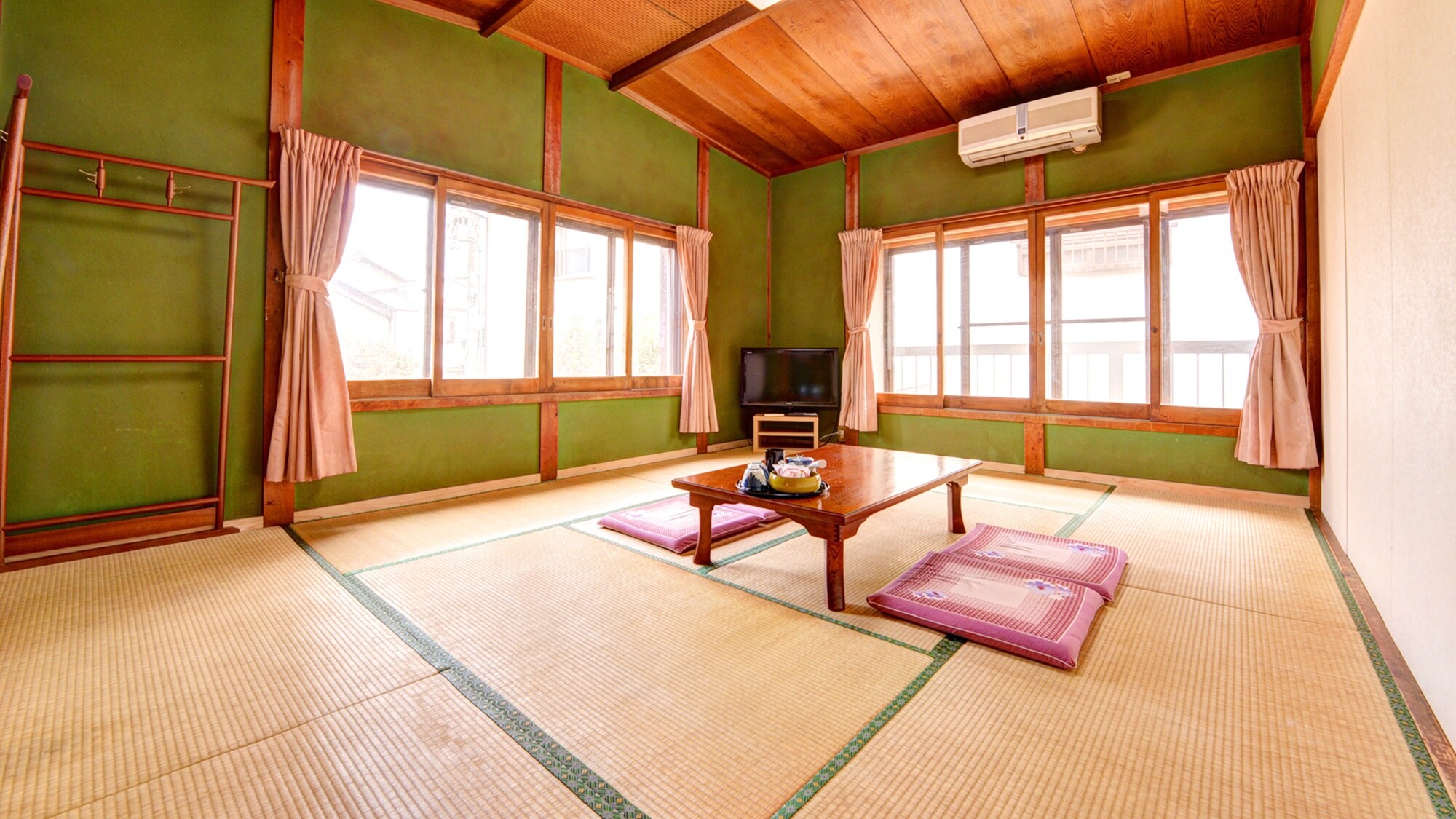 *10 tatami Japanese-style room (example of guest room)/)/A simple yet well-maintained room. Please take your time and enjoy island time.