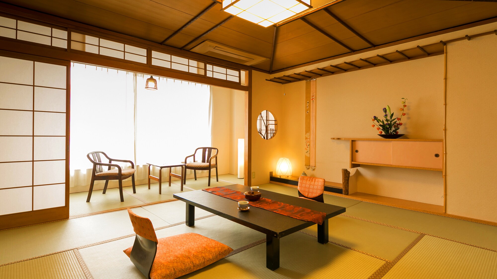 ■ Japanese-style room 10 tatami mats ■ You can relax and enjoy the view of the city from the open windows where you can feel the wind.