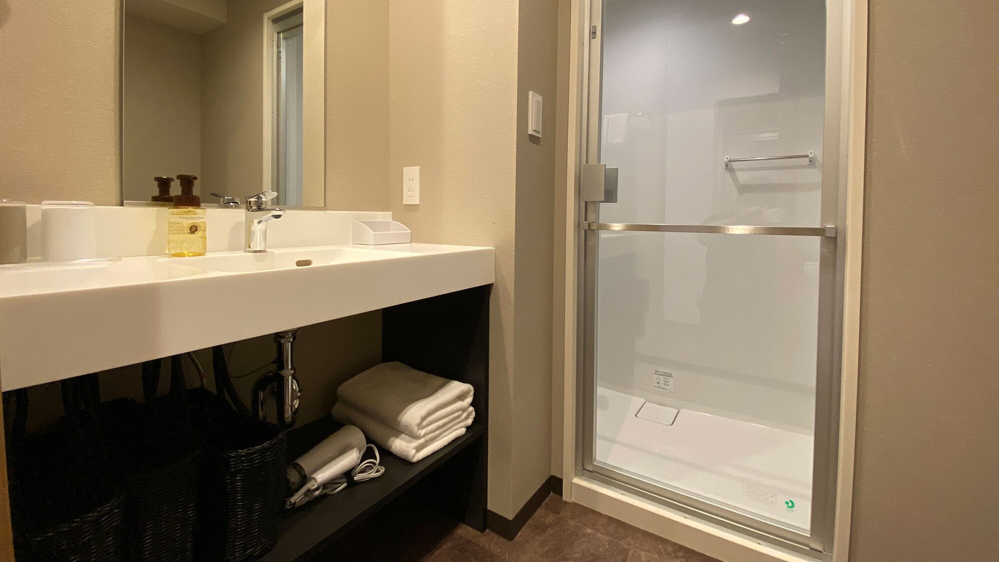 【標準雙床房】空間設計簡潔沉穩的衛浴