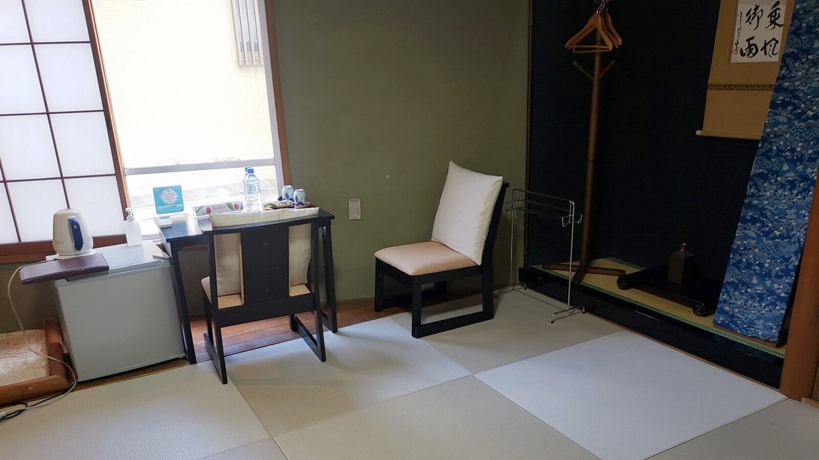 *Japanese-style room with Ryukyu tatami mats on the approach side [8 tatami mats + 1 tatami mat room]