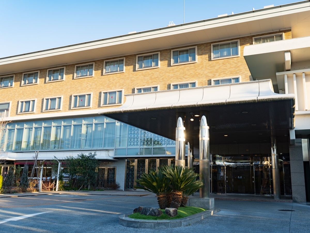 The bright morning sun shines into the hotel, allowing you to wake up feeling refreshed.
