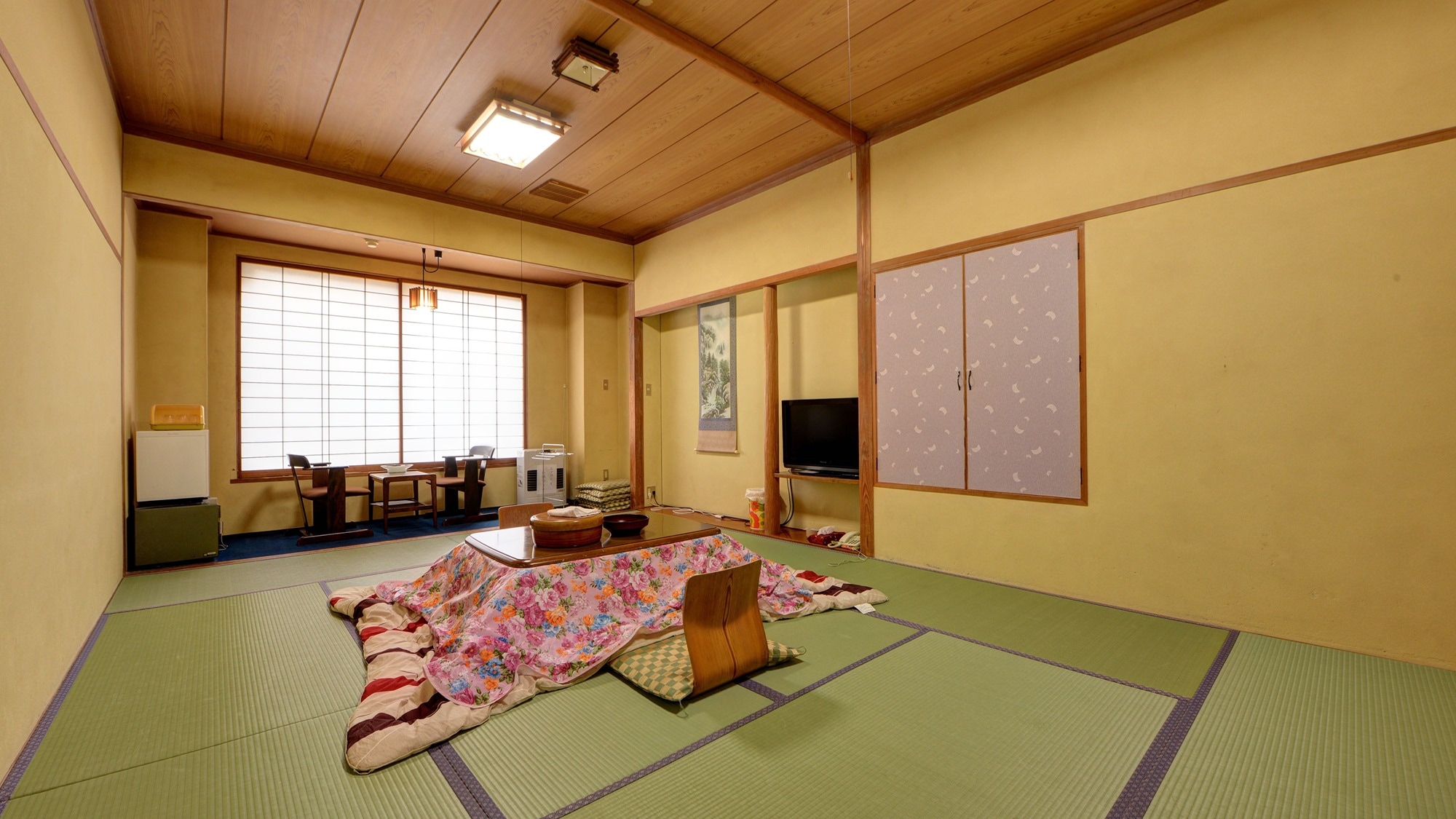 *Example of a 12 tatami Japanese-style room/A kotatsu makes for a relaxing space in the winter.