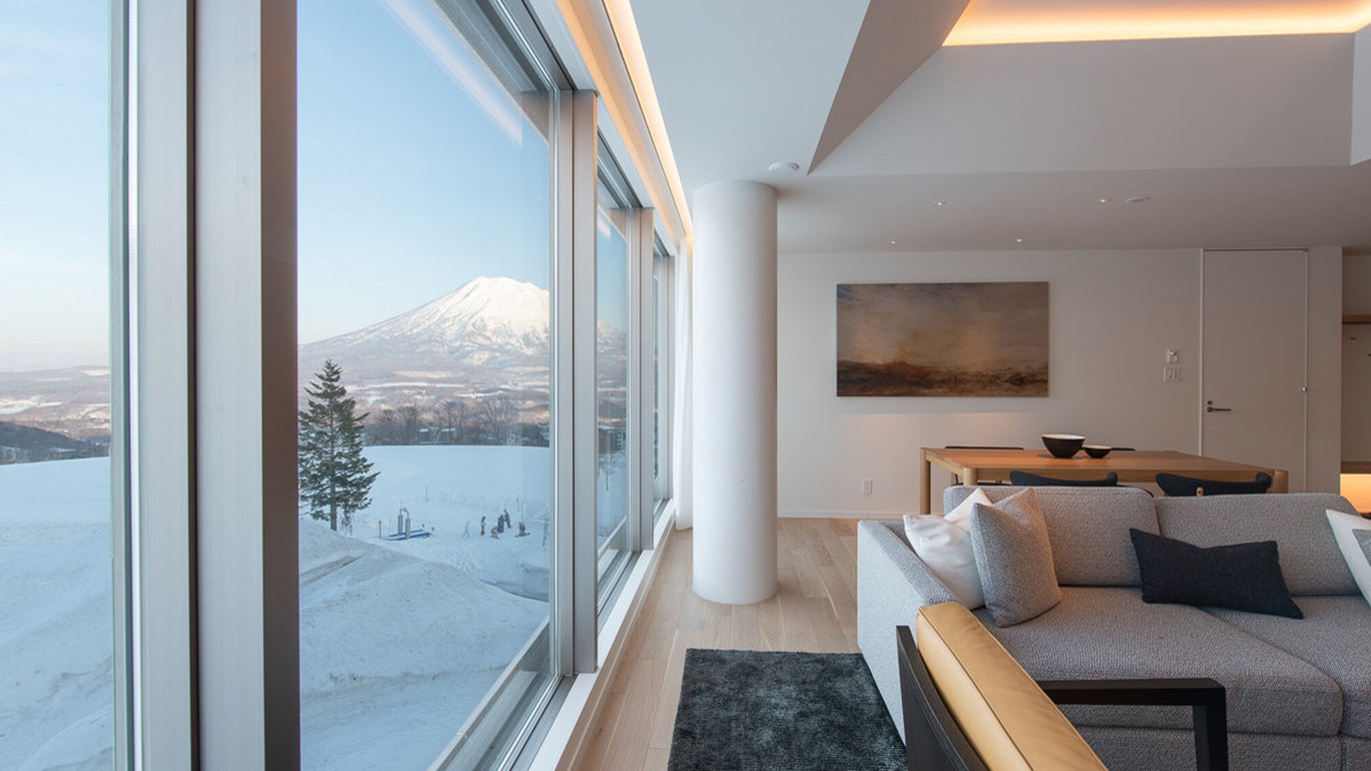 [2 bedrooms] Living room (partial Yotei view)