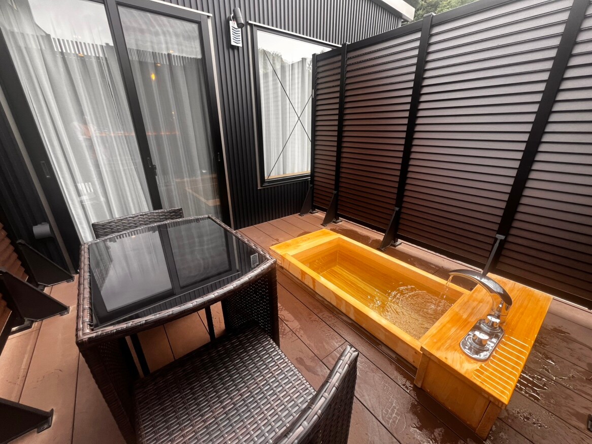 [Villa annex] Open-air cypress bath with free-flowing hot spring water