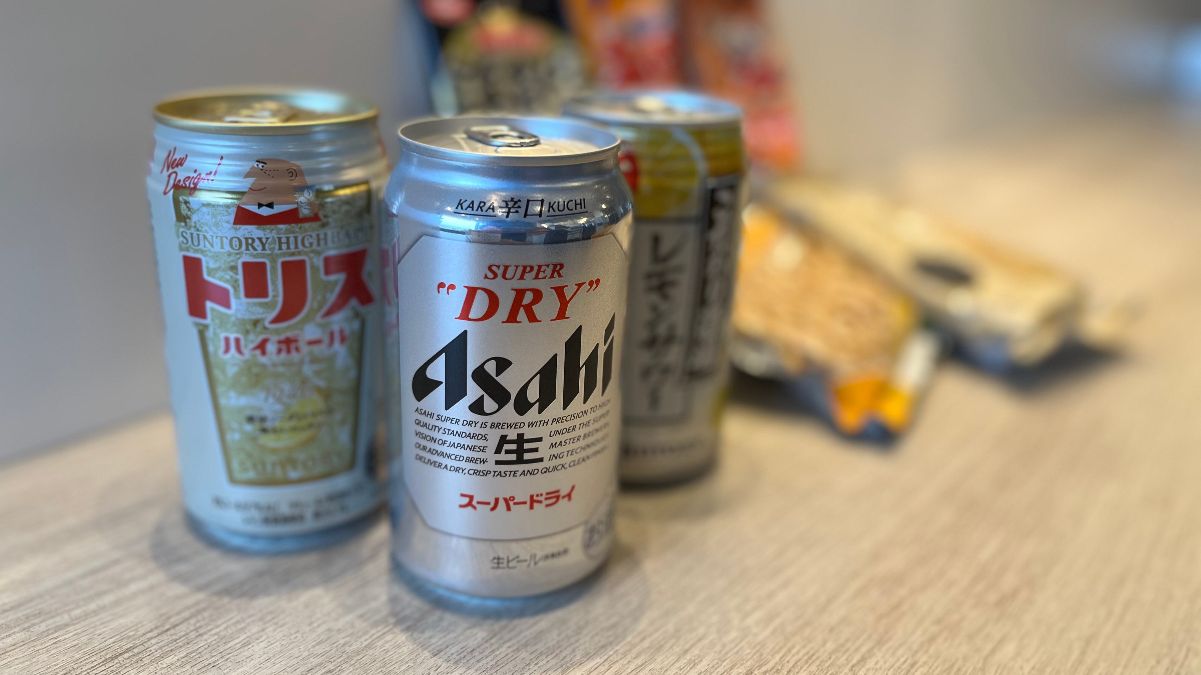 [Datang dengan 2 botol bir dan makanan ringan] Terima kasih atas kerja kerasmu hari ini!