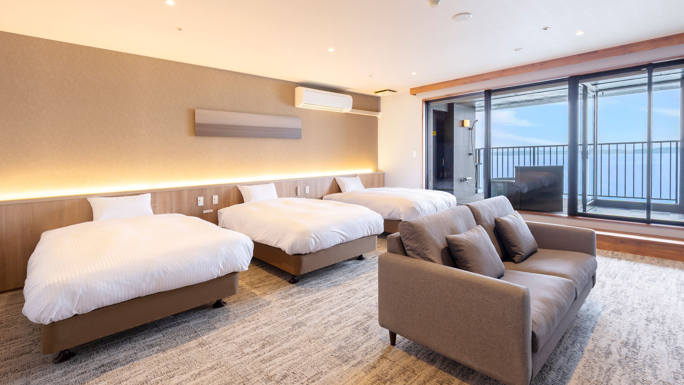 Superior triple room with open-air bath and indoor bath *Example of guest room/The bathtub in the image is not a hot spring