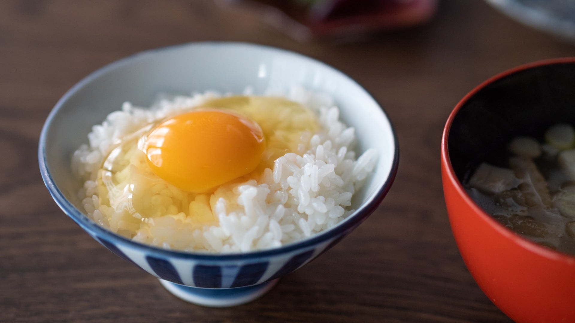 A simple and delicious free breakfast (5 items: rice with raw egg, miso soup, pickles, and furikake)