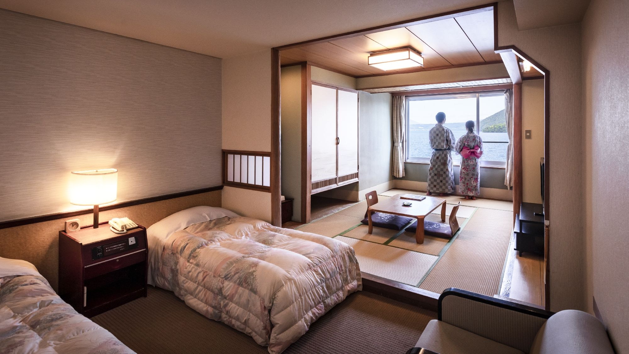 [Kamar bergaya Jepang-Barat di sisi danau] Kamar dengan ruang tikar tatami 10 yang luas.