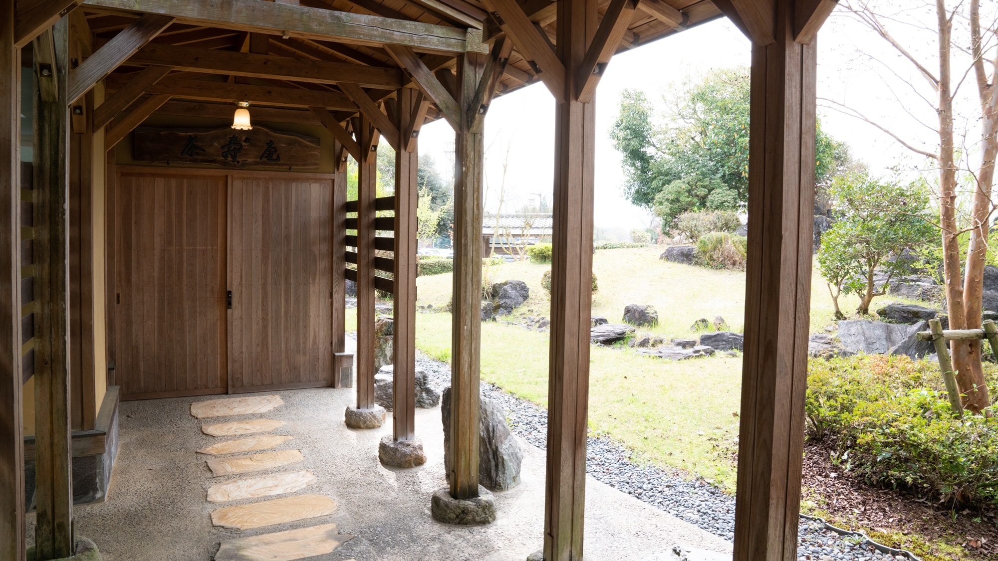 [Teahouse] This is the entrance to Chajuan located inside the building. You can also enjoy a stroll through the garden along the way.