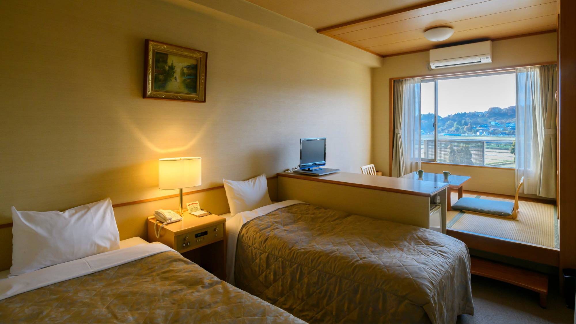 [Standard Japanese-Western style room] A room that makes the most of both Japanese comfort and Western comfort.