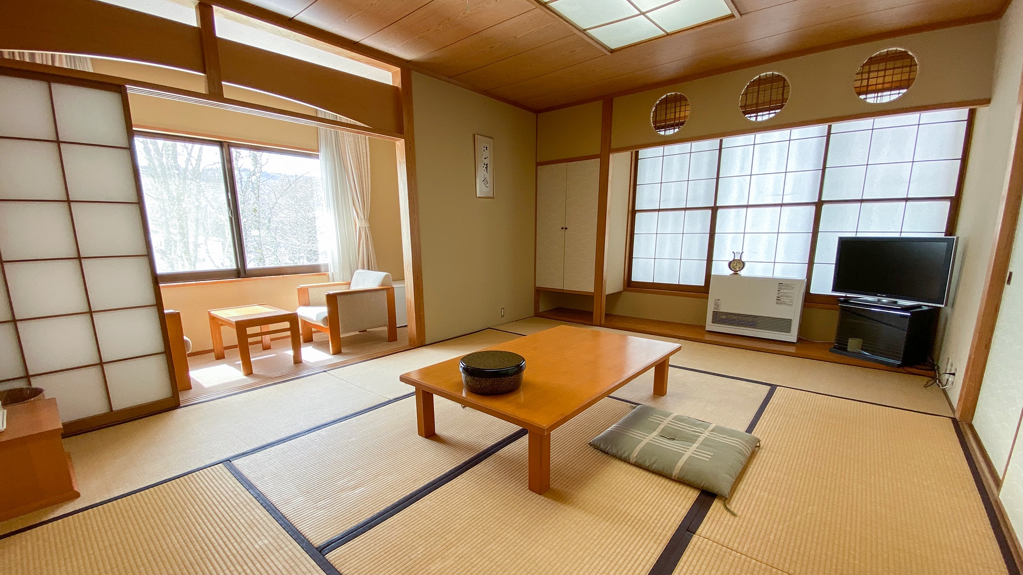 *10 tatami Japanese-style room/10 tatami Japanese-style room with bath and toilet + spacious veranda. Stretch your legs and relax!