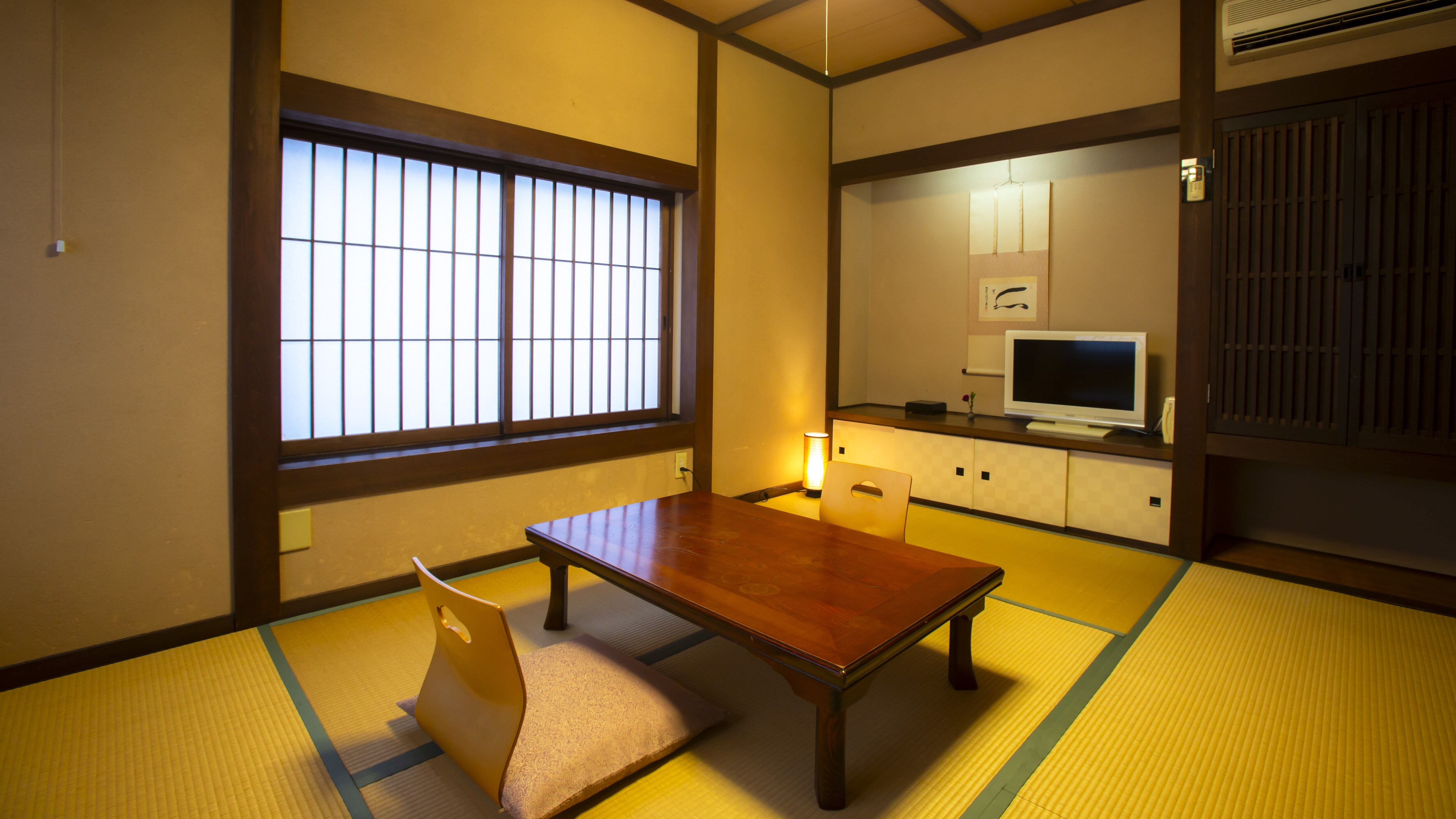 [Main building - 6 tatami Japanese-style room] A traditional, relaxing Japanese-style room.