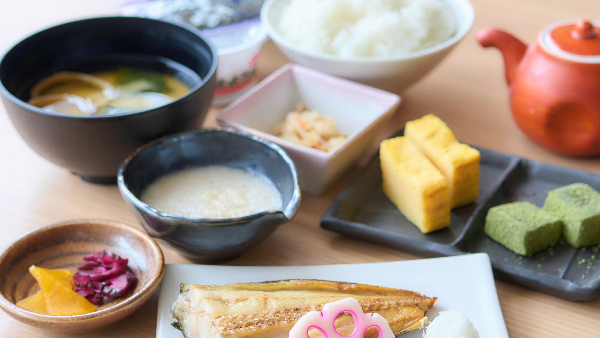 อาหารเช้าแบบญี่ปุ่น: ข้าวที่ปรุงทุกเช้าได้รับการจัดอันดับว่า ``อร่อยมาก!'' จากลูกค้าประจำของเรา *ภาพถ่ายทั้งหมดใช้เพื่อเป็นตัวอย่างเท่านั้น