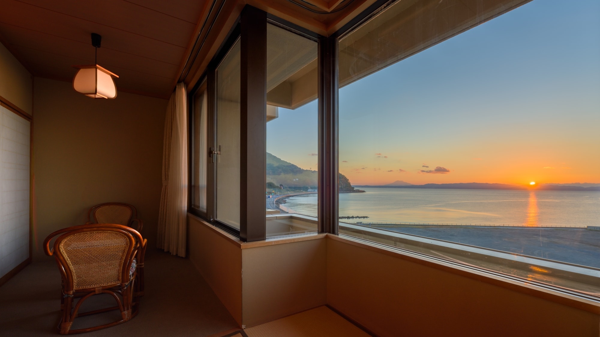 Semua kamar bergaya Jepang memiliki pemandangan laut