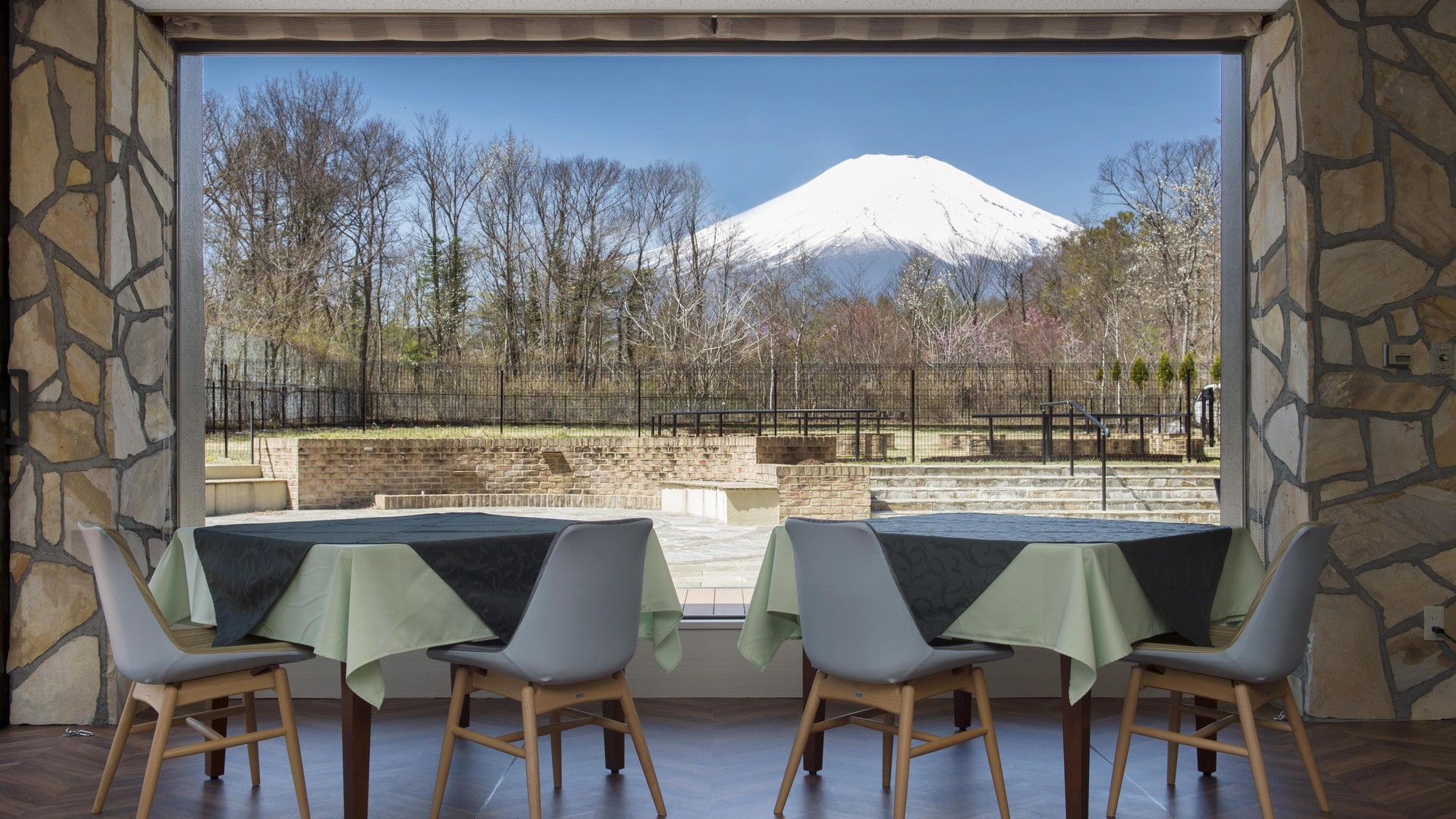 Restaurant "Raisin D & rsquo; or" You can enjoy the view of Mt. Fuji with your meal in fine weather.