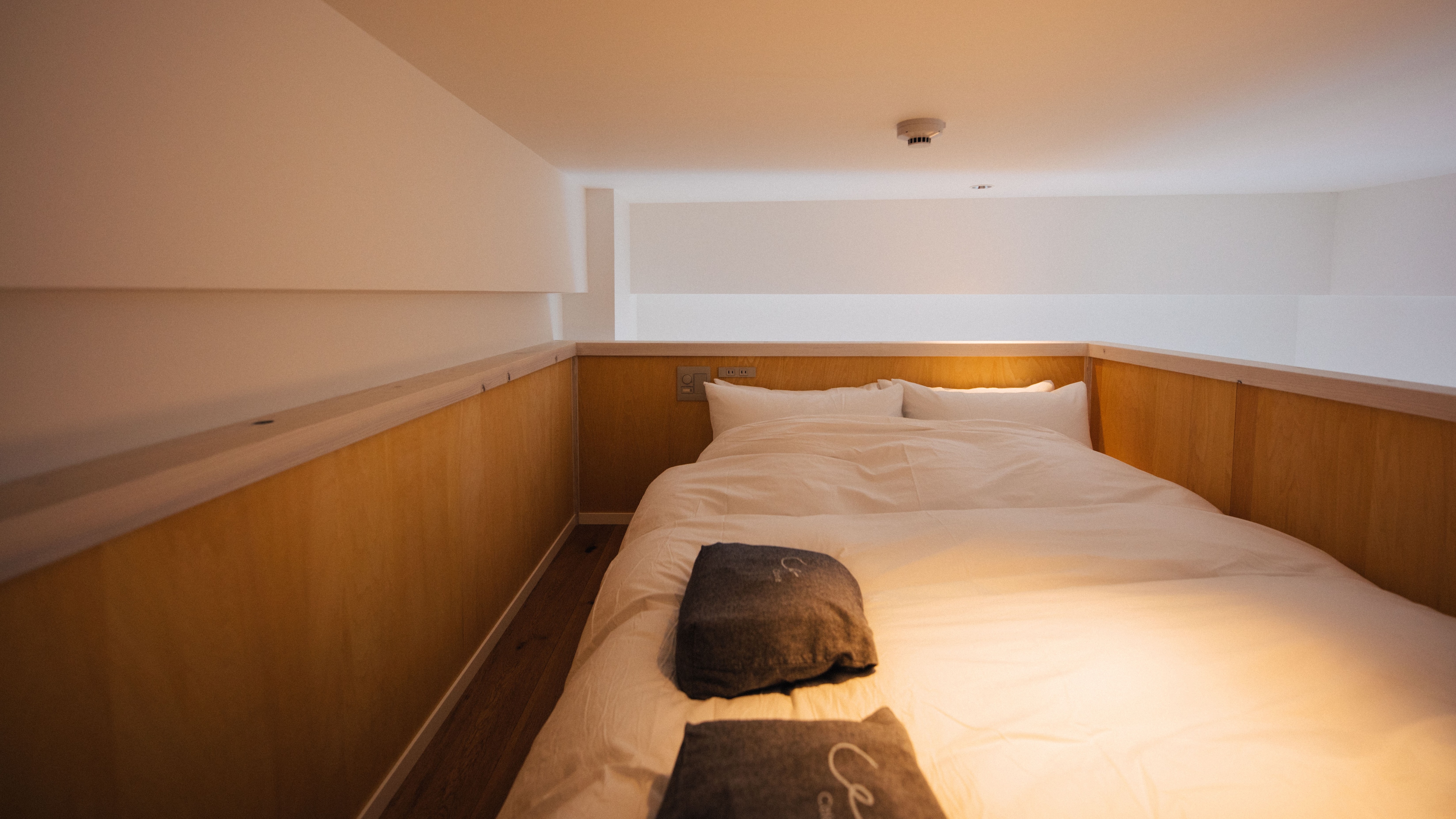 [Loft room] Bed above the stairs (semi-double)