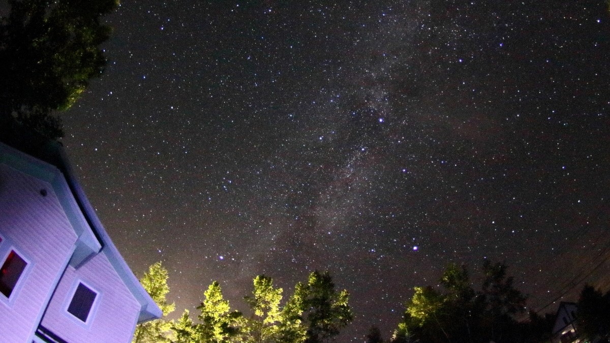 *【从花园看到的星空】在天气好的夜晚，如果您愿意，我们将带您去观赏星座。