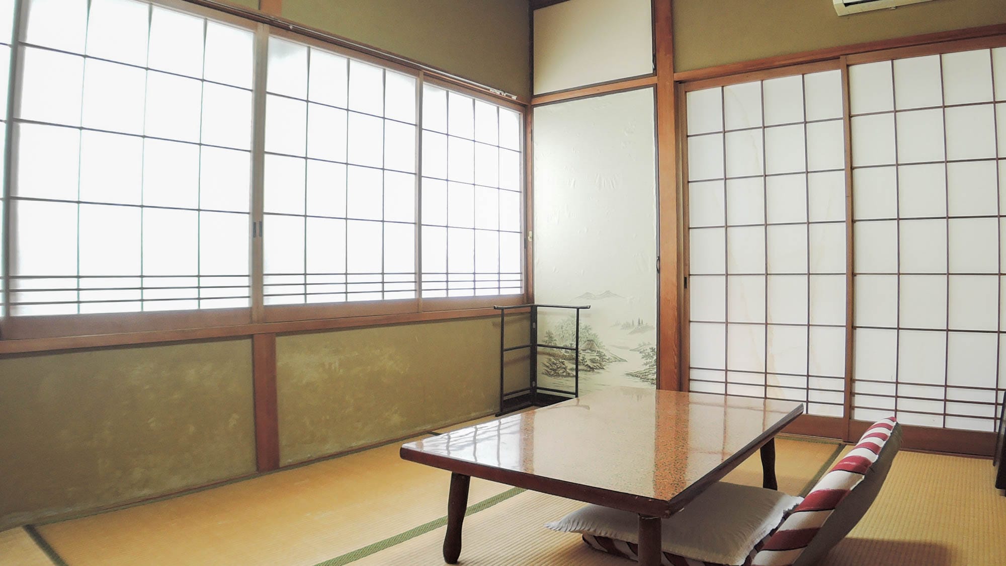 *[Example of a Japanese-style room] We will provide a Japanese-style room of 6 to 10 tatami mats according to the number of people booking.