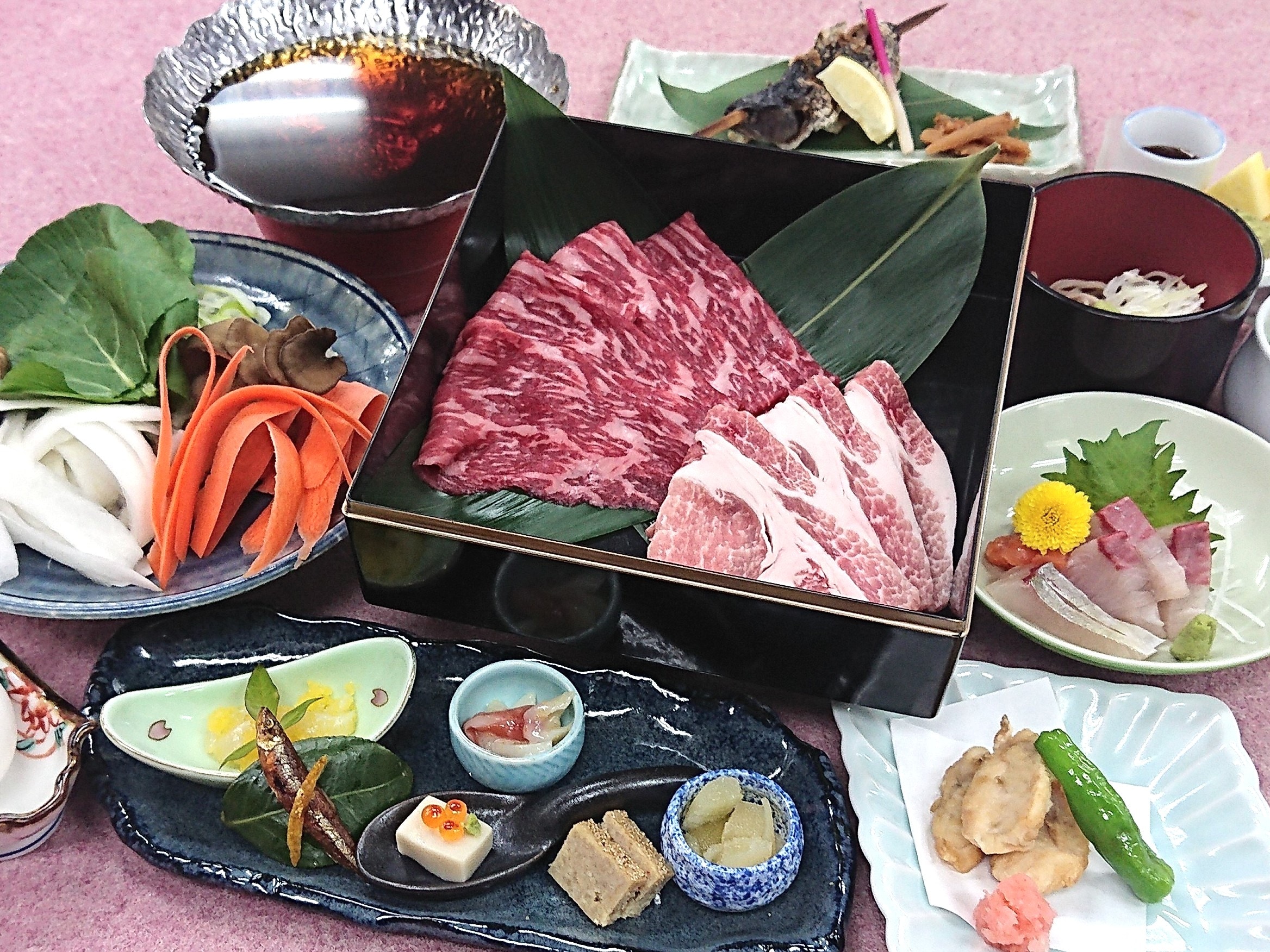 Enjoy our specially selected Nagano beef and Omachi black pork sukiyaki to your heart's content!