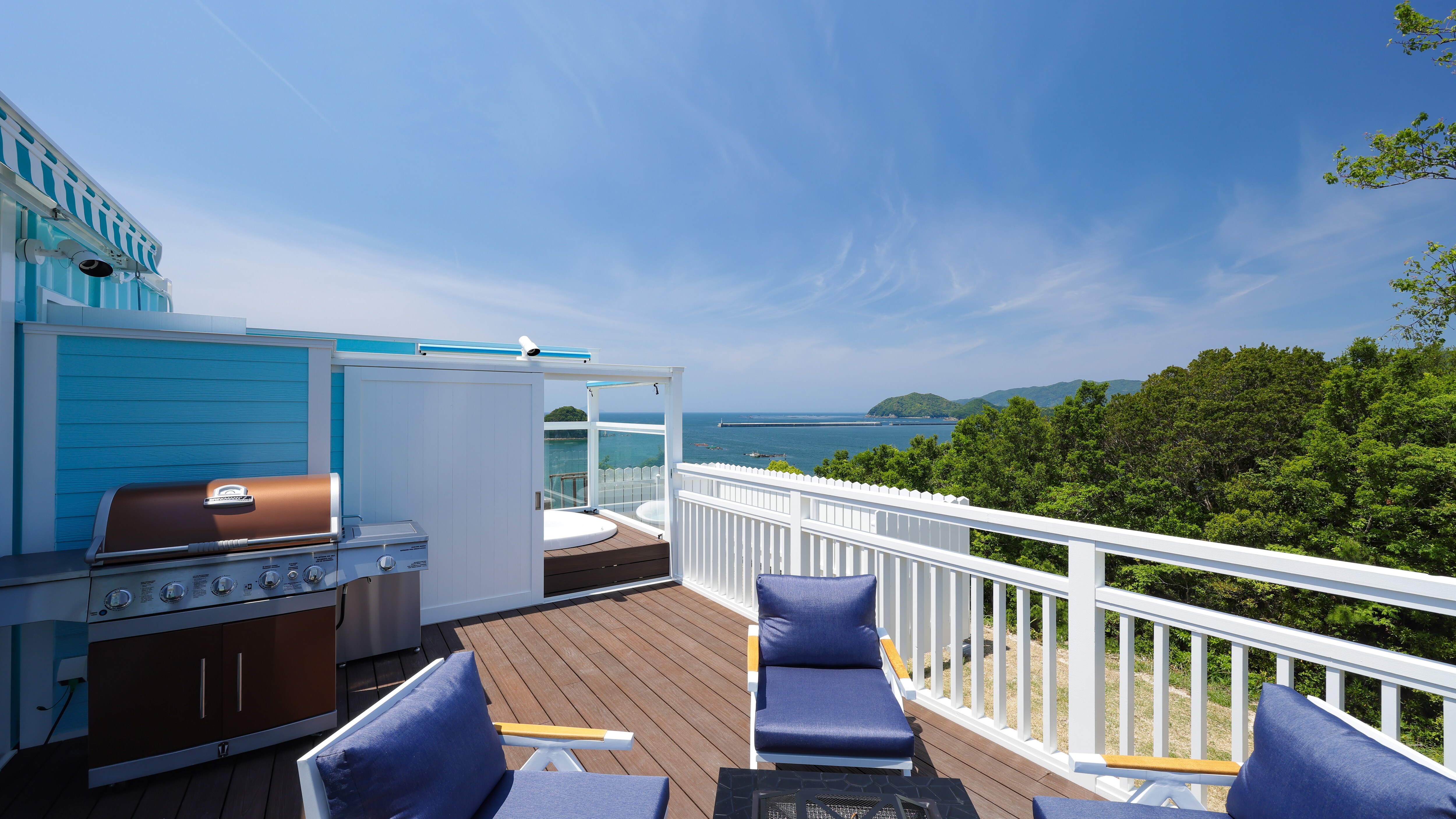 Terrace and spectacular view of the Pacific Ocean