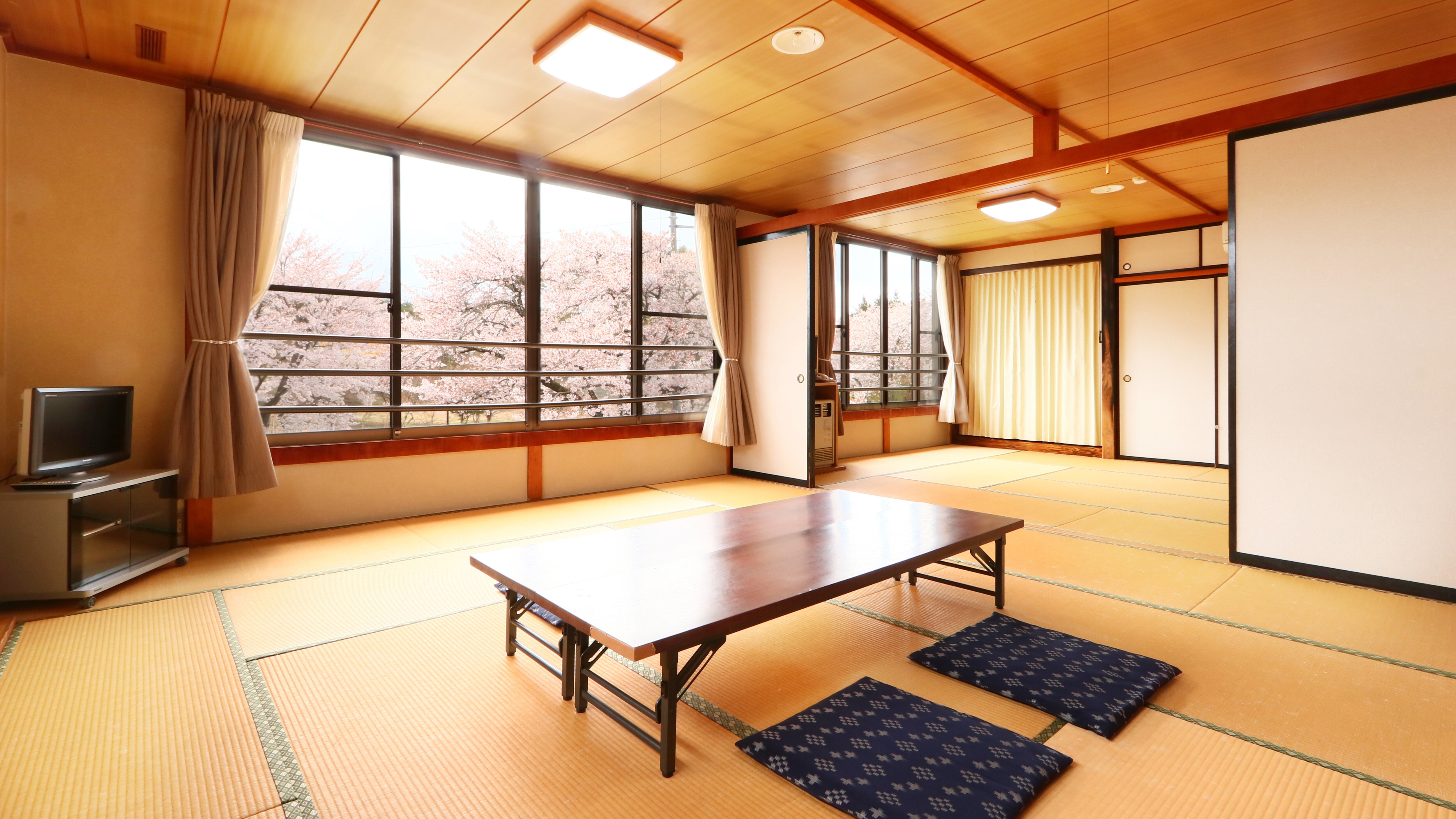 Two rooms, 12+15 tatami mats. You can enjoy cherry blossoms and fresh greenery depending on the season.