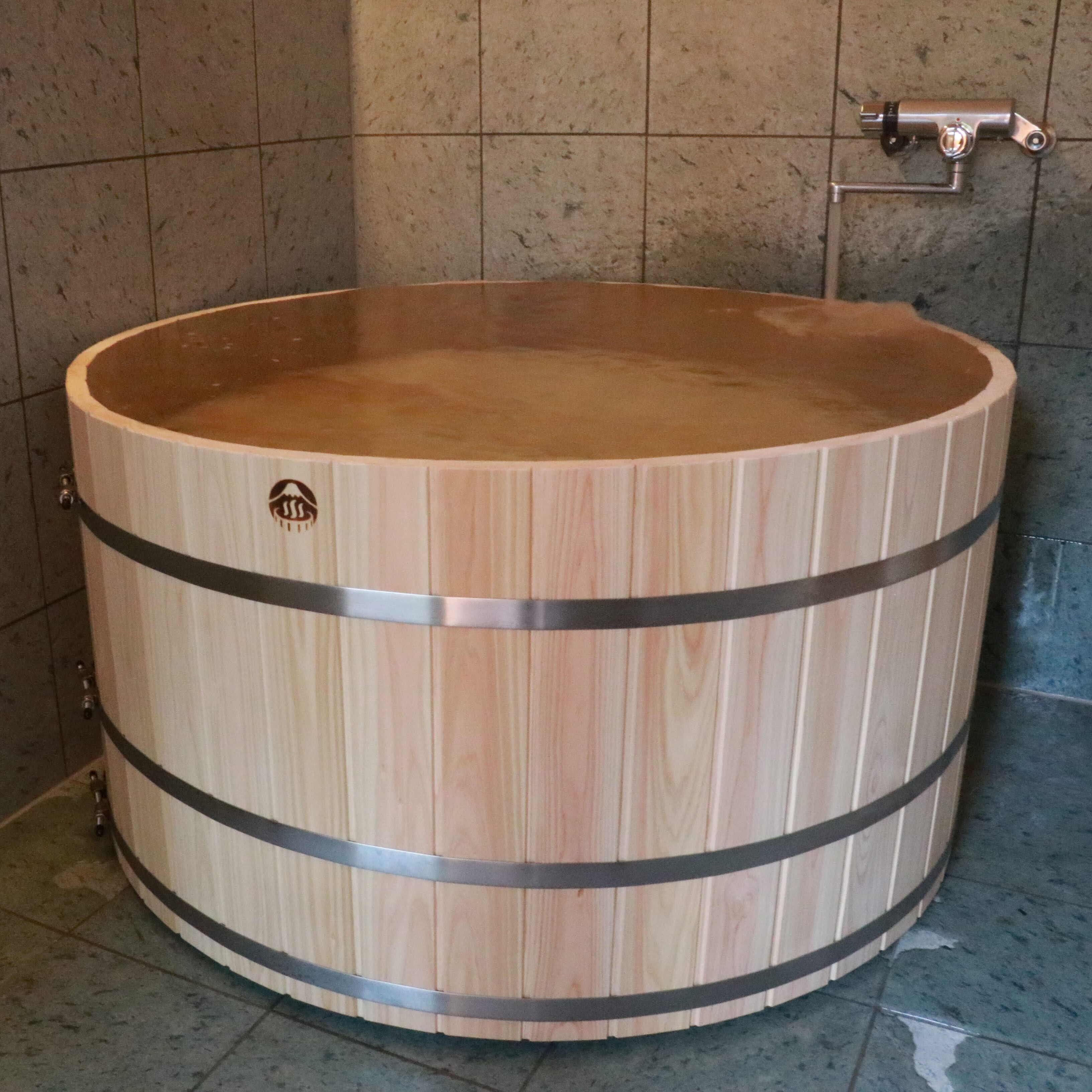 Pemandian tong Fuji Hinoki (semi terbuka)