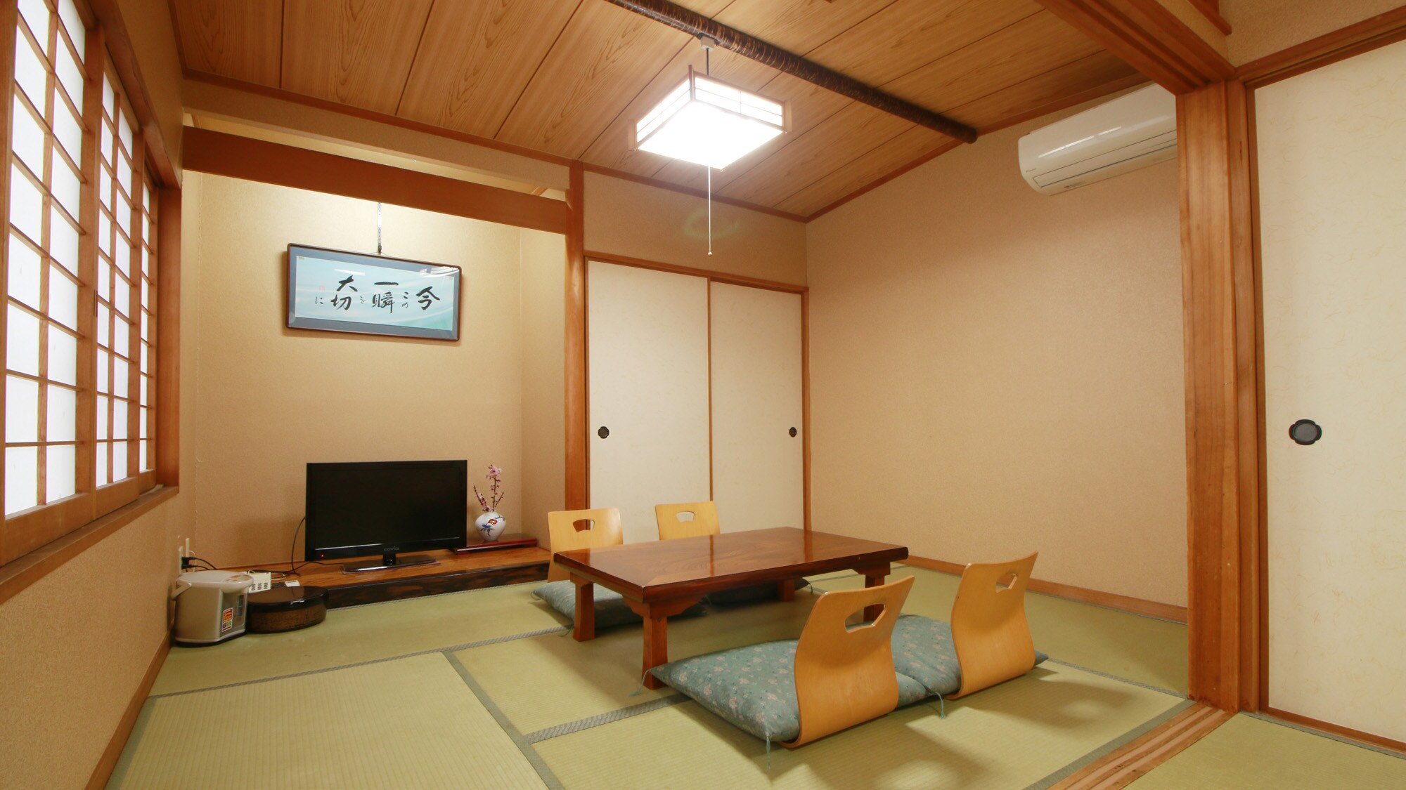 【客房】客房内配有电视、茶具等。