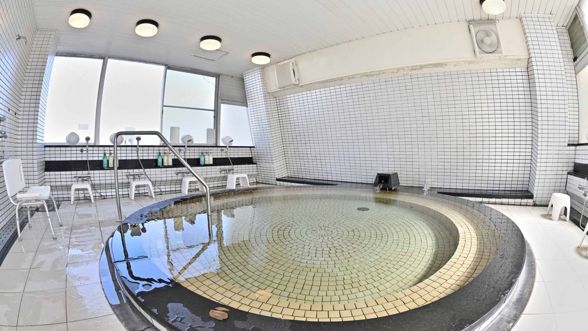 [Men's large bath] This is an observation bath overlooking the Genkai Sea.