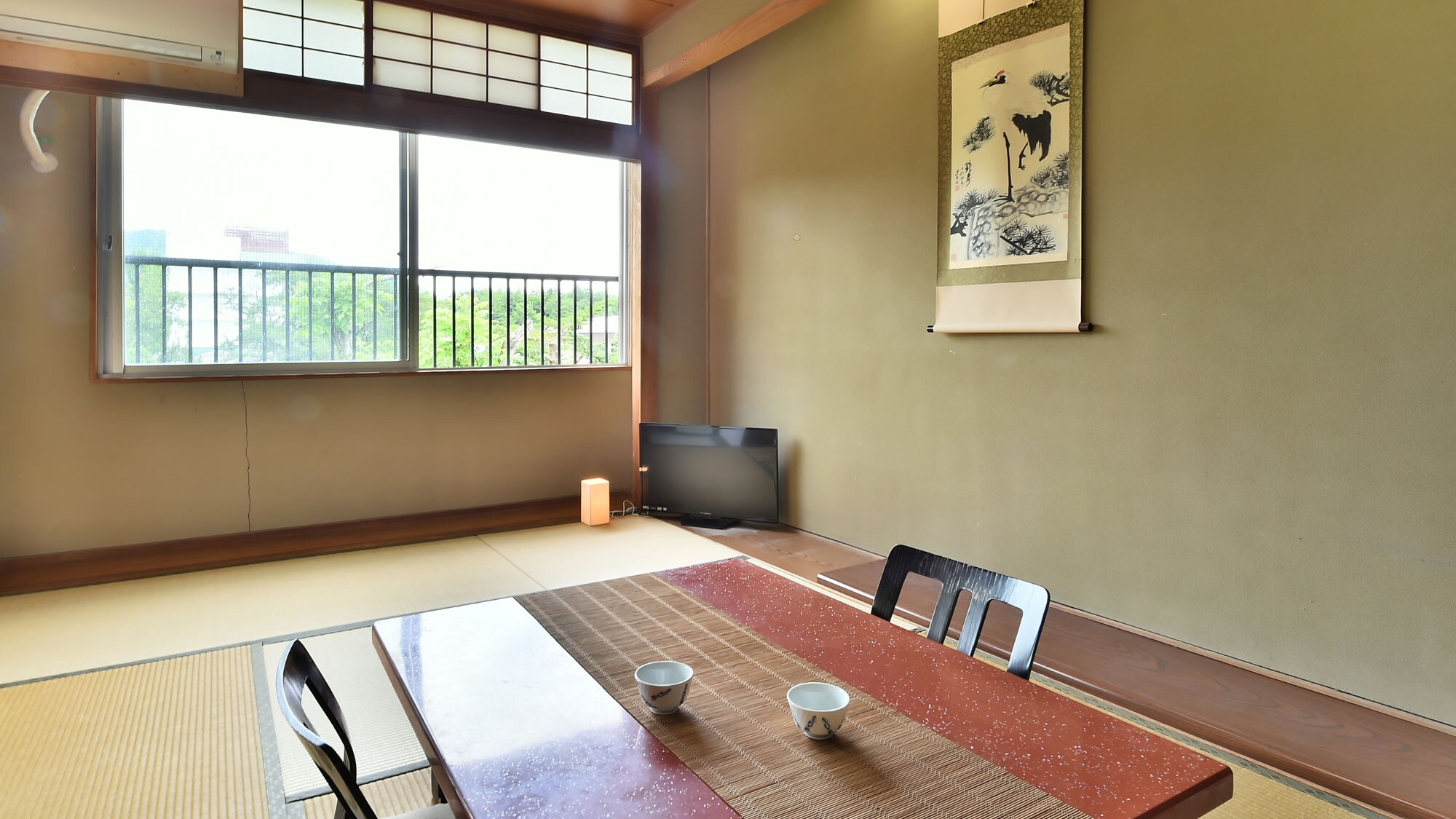 Japanese-style room (The photo is an example. Each room is different. There are types with and without a central desk.)