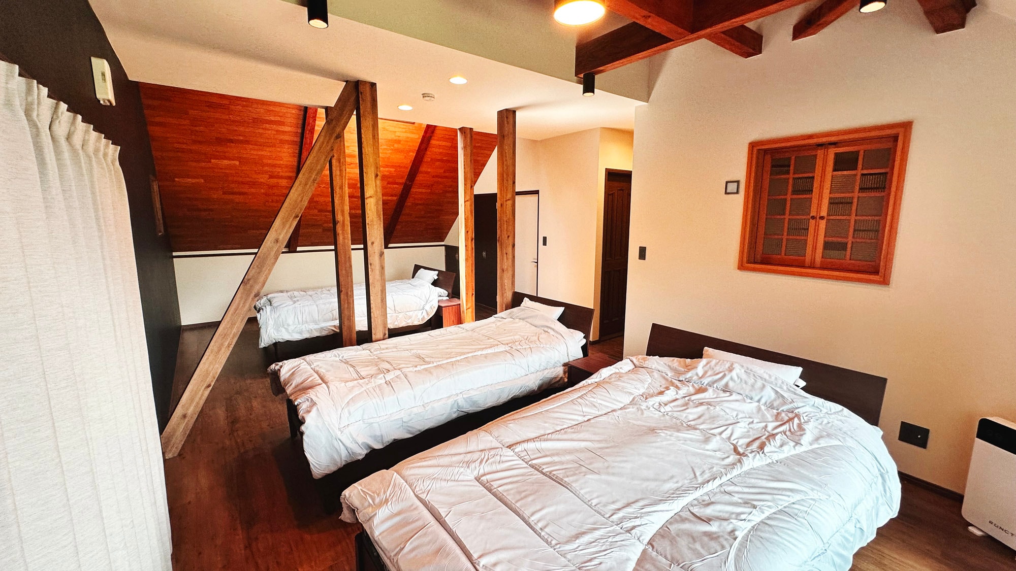 [Deluxe Villa] Western-style bedroom with 3 beds lined up.