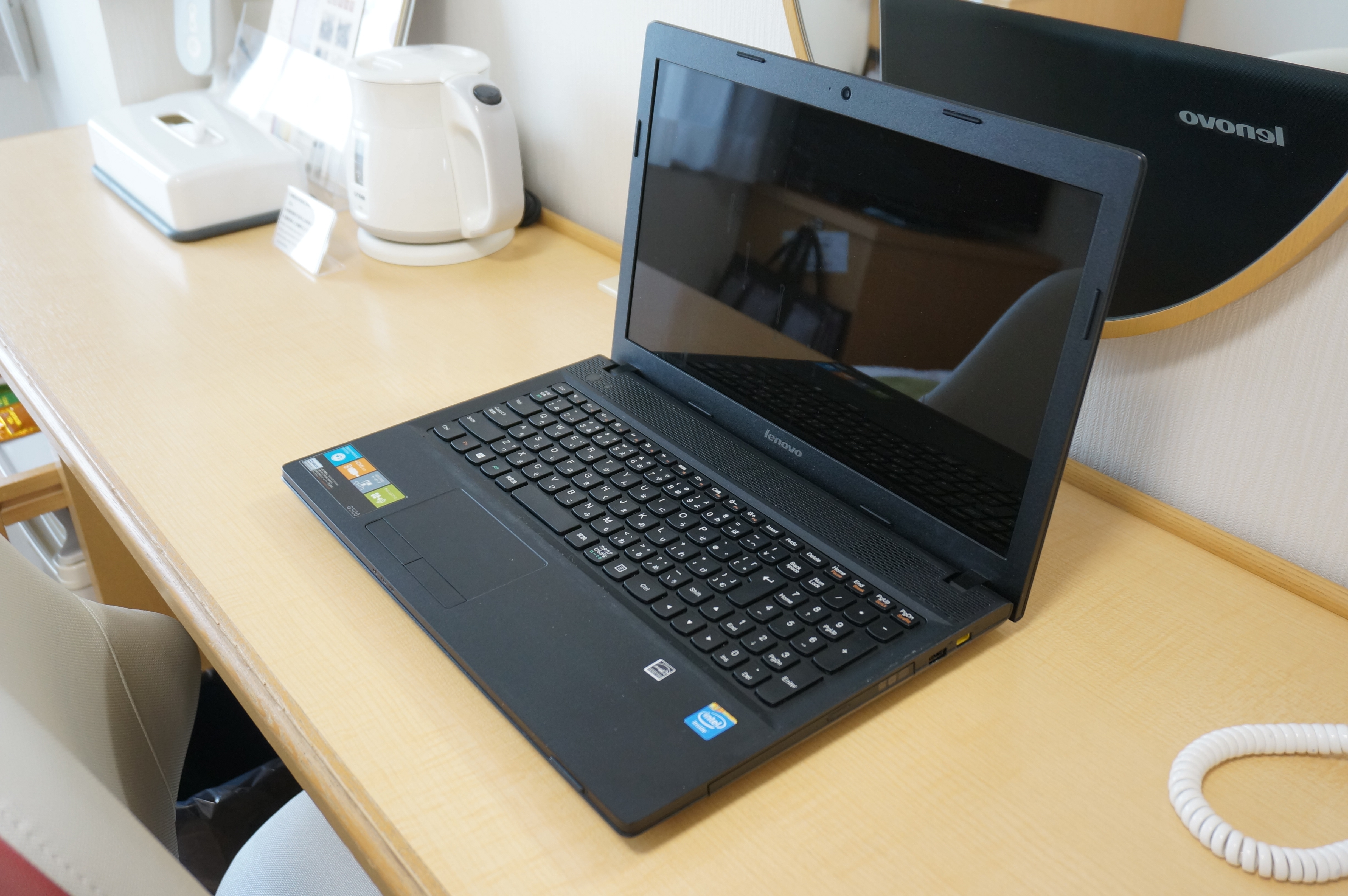 [Guest room desk] A spacious desk makes it easy to work♪