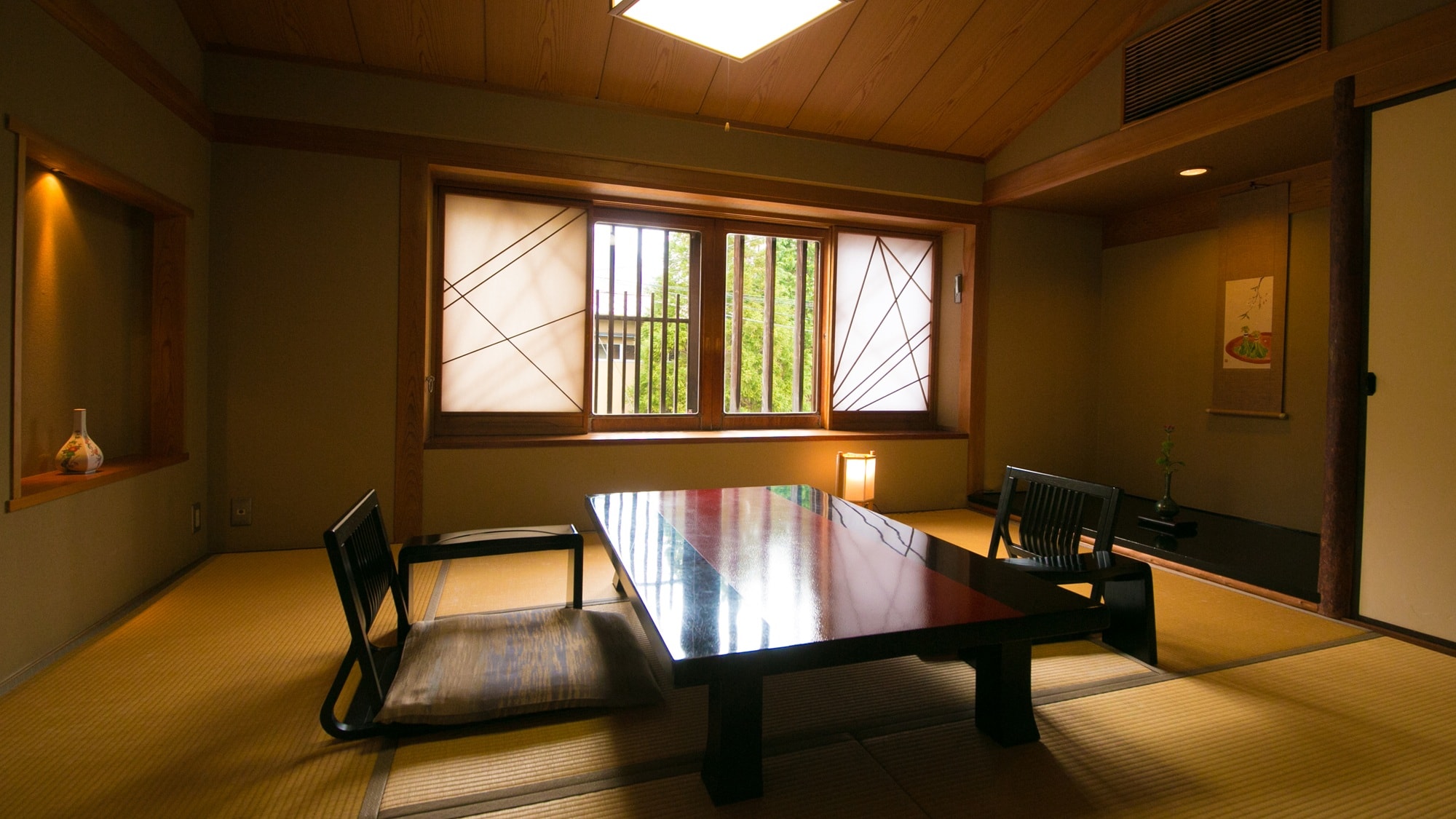 2nd floor: Japanese-Western style room with indoor cypress bath
