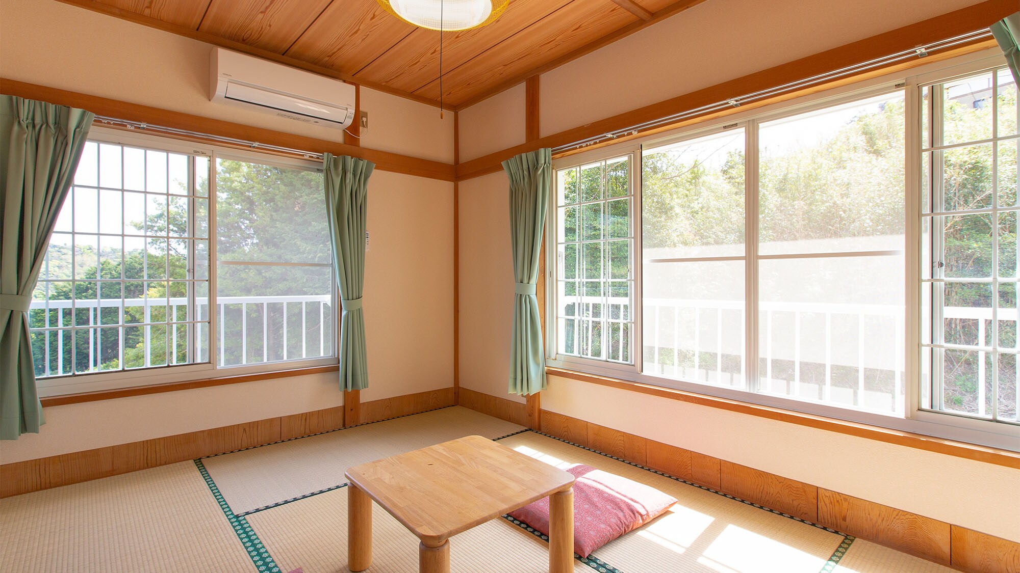 ・[Japanese-style room for 2 people] You can see the abundant nature from the large open windows.