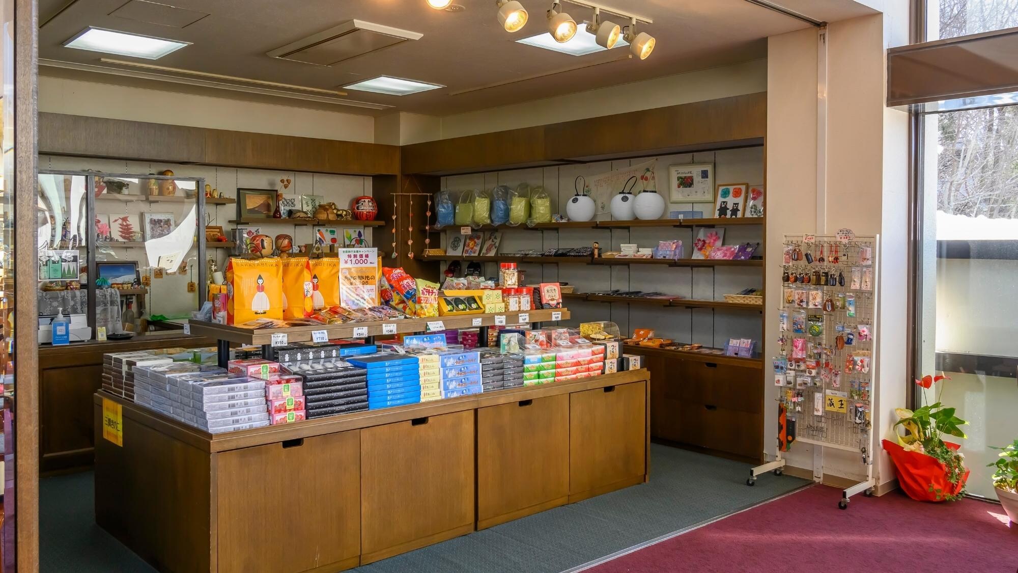 หากคุณซื้อของที่ร้านก่อน คุณสามารถพกใส่กระเป๋าเดินทางได้ ดังนั้นการจัดกระเป๋าของคุณจะง่ายขึ้น