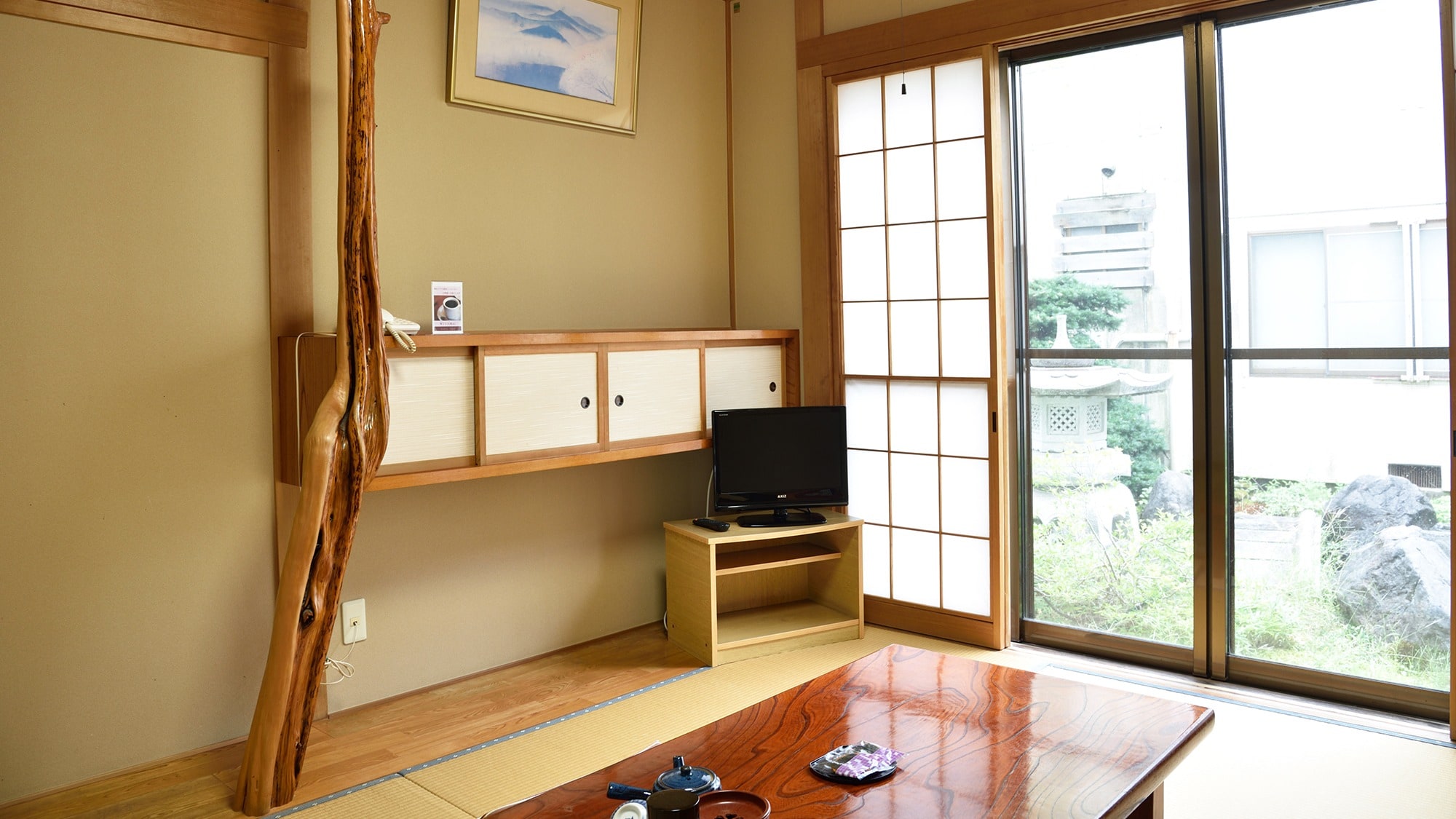・A 6-tatami Japanese-style room with a view of the garden (New Wing)