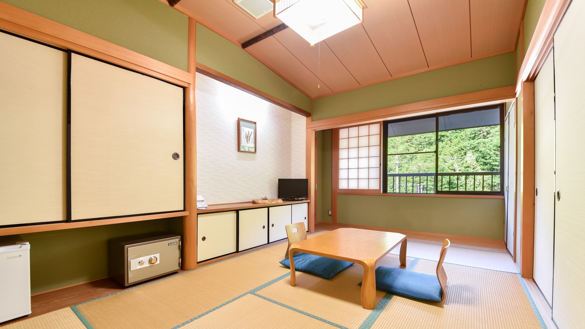 *[Contoh ruangan bergaya Jepang seluas 7,5 tatami)] Ruangan bergaya Jepang yang menenangkan dibuat menggunakan cemara dari Ryujin.