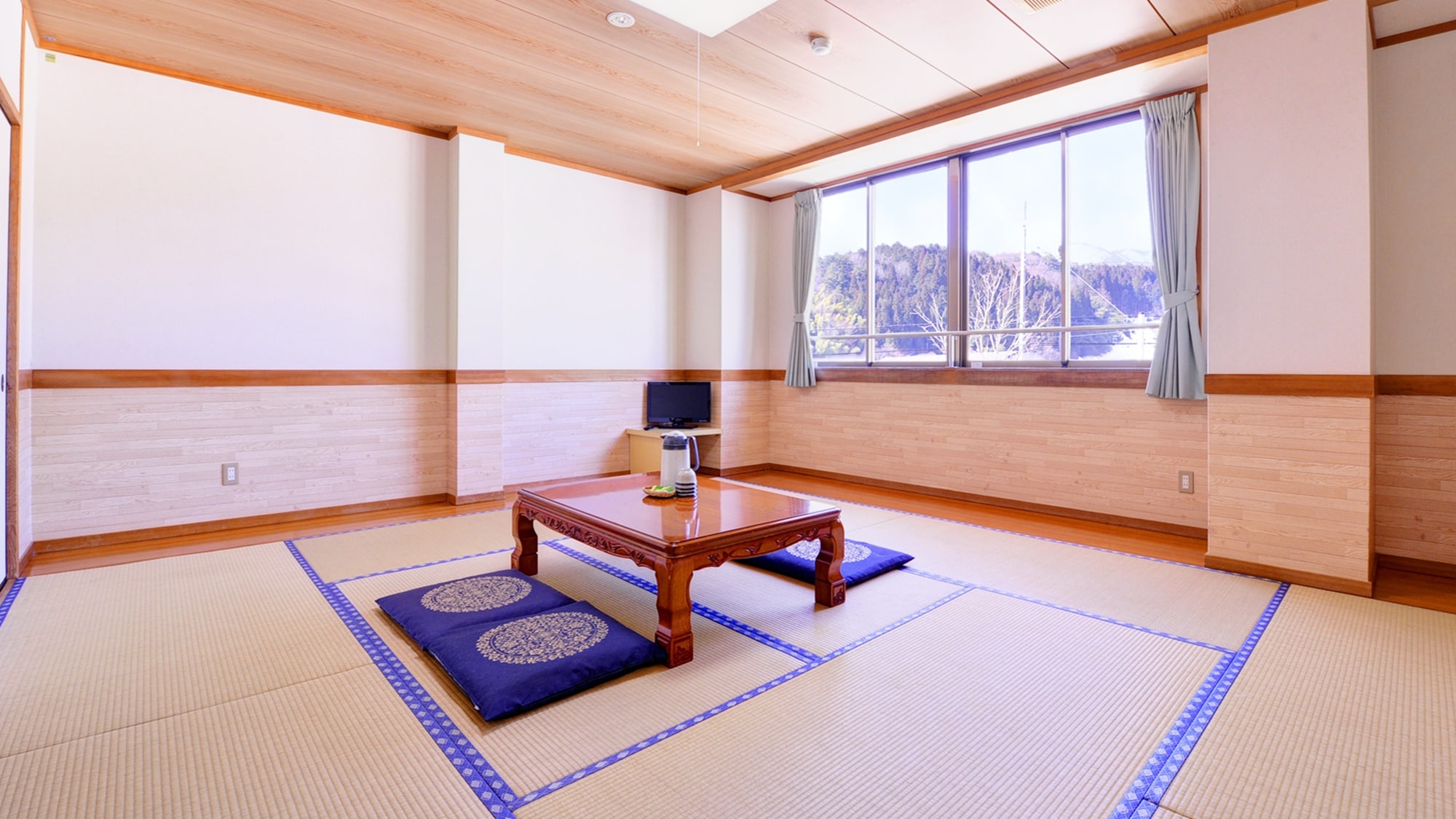 ※本馆日式房间10张榻榻米（客房示例）/在鸟儿的鸣叫声中享受轻松的假期。