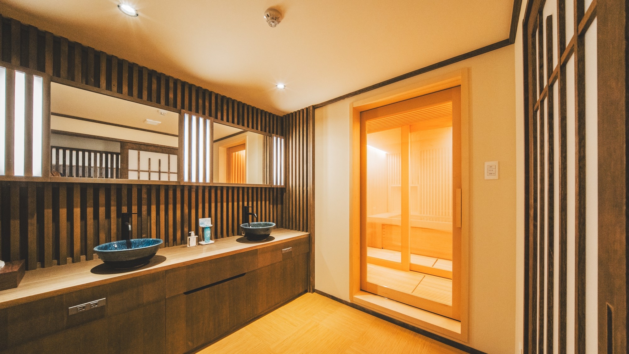 ห้องพักสไตล์ญี่ปุ่น-ตะวันตก "ซุยอุน" อ่างอาบน้ำในร่มที่ใช้ไม้เป็นจำนวนมาก คุณสามารถผ่อนคลายไปกับกลิ่นหอมของธรรมชาติ