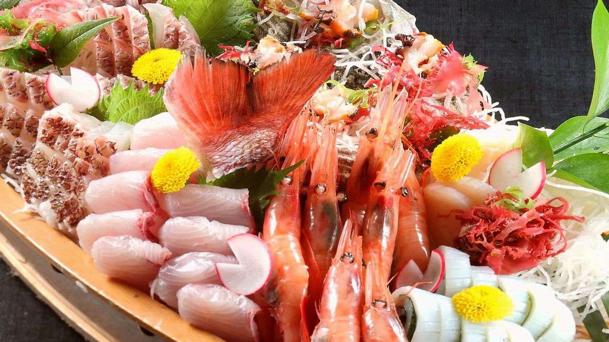 [Boat-style Platter] * Enjoy a bite of fresh seafood from the Sea of Japan! (The type of platter varies depending on the season and plan) The photo shows a platter for 5 people