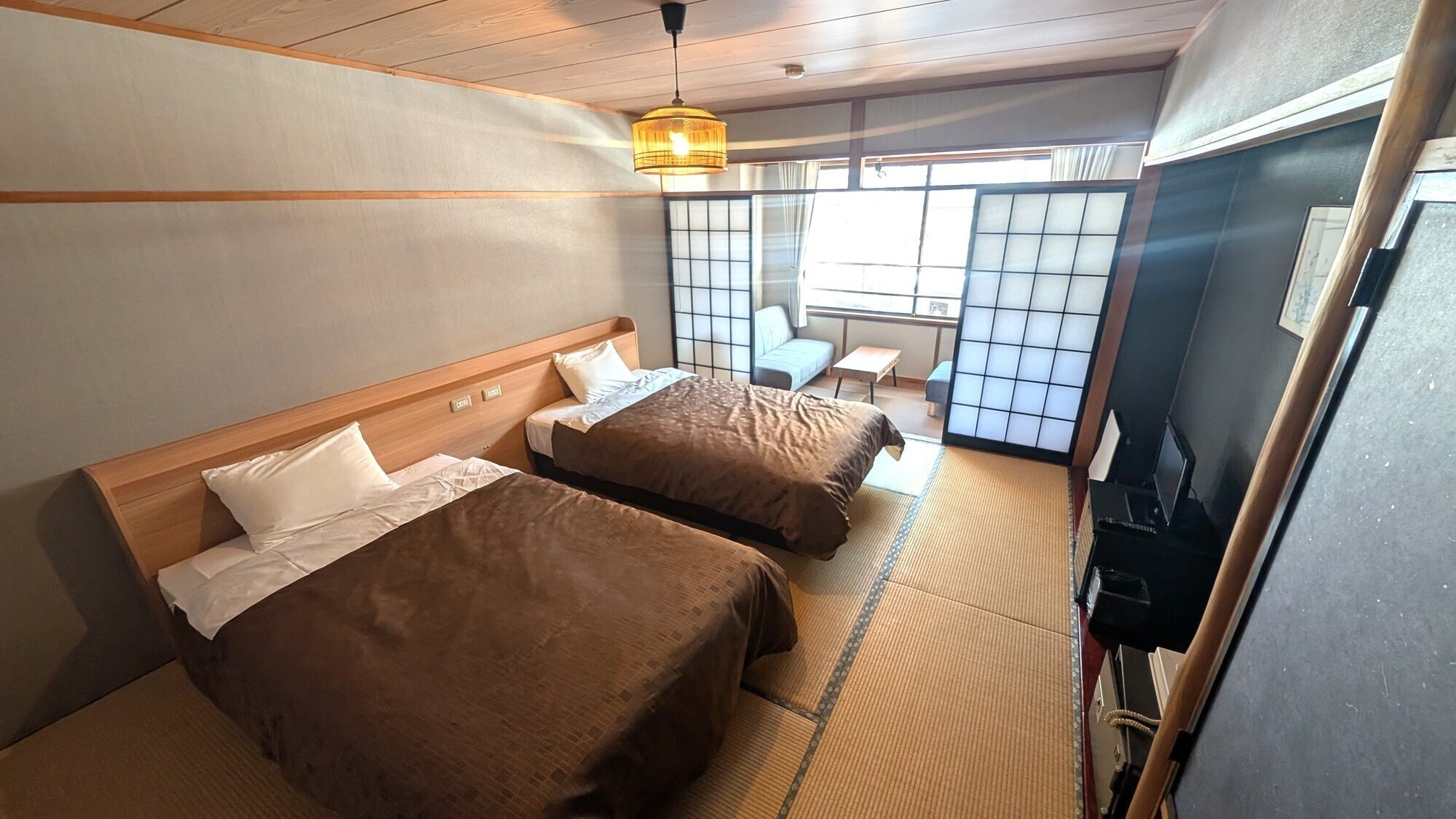 [Modern Japanese style] Renovated in 2025! Relax in a Simmons bed in this 10 tatami twin room