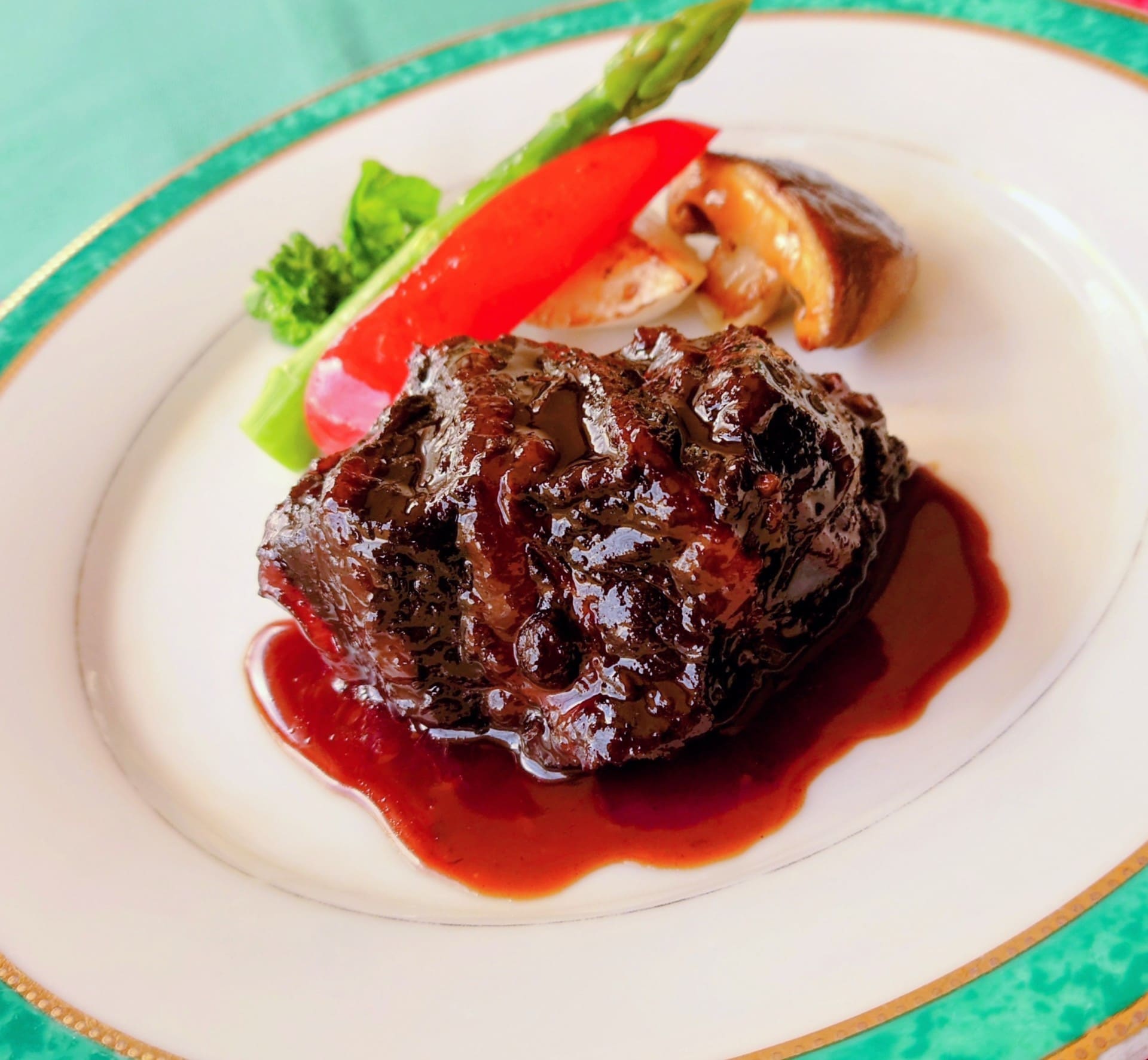 쇠고기 쇠고기 레드 와인 삶은