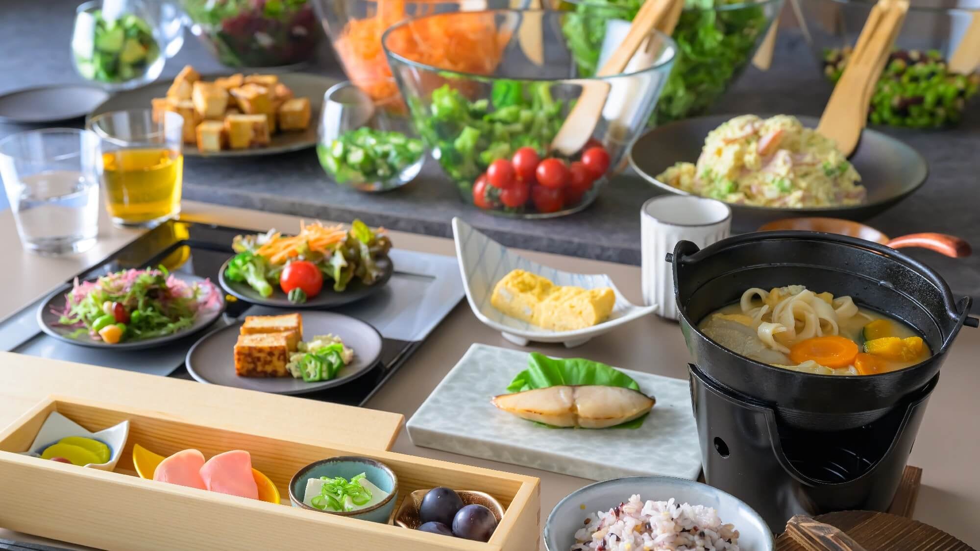 [ตัวอย่างอาหารเช้า] อาหารเช้าเพื่อสุขภาพ เน้นผักพื้นบ้านและอาหารหมักดอง เสิร์ฟแบบบุฟเฟต์ครึ่งหนึ่ง