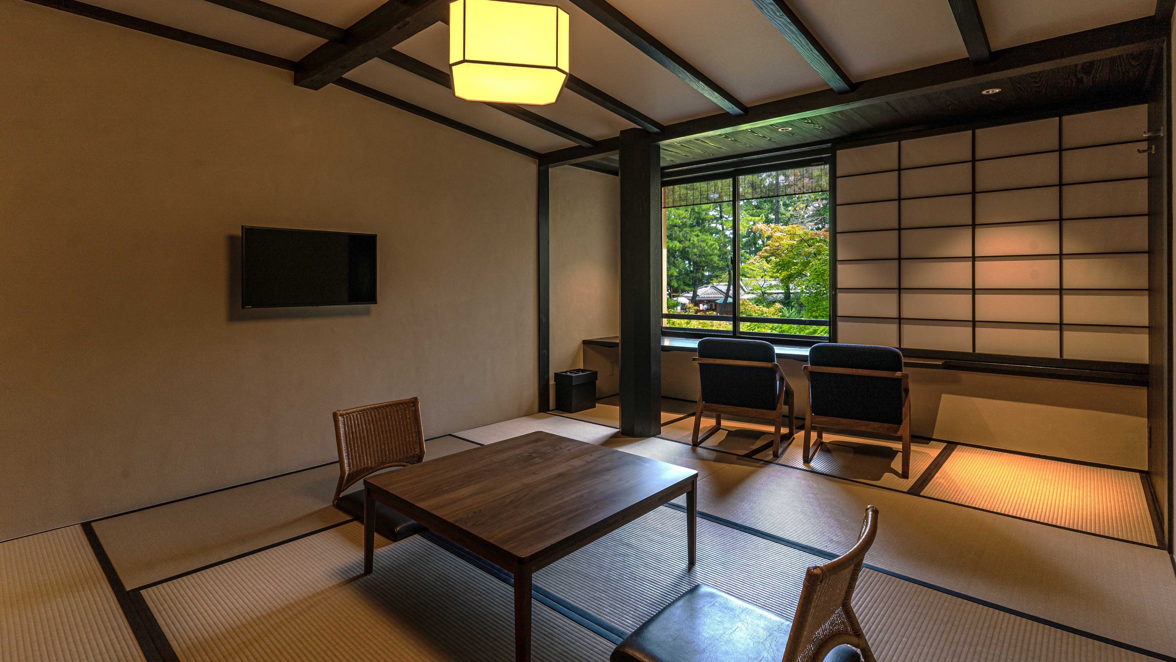 [Japanese-style room overlooking Amanohashidate] Rhododendron