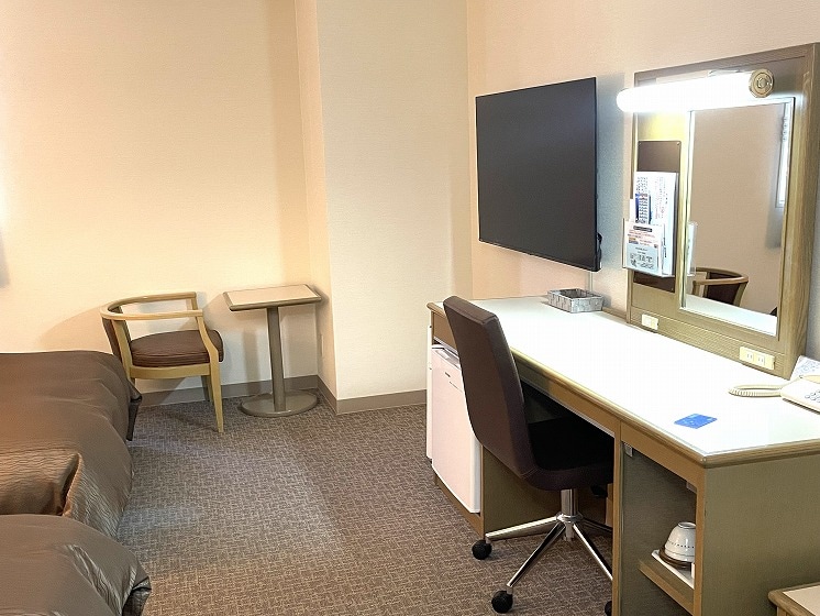 A twin room with a spacious desk for work